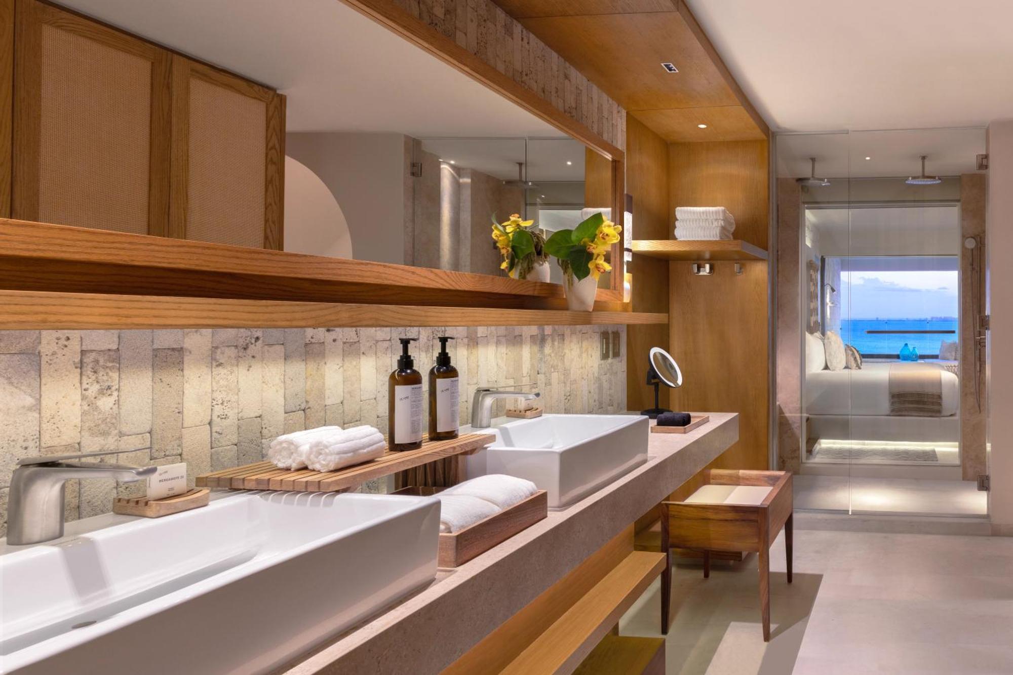 Signature Oceanfront Junior King Suite with Hot Tub