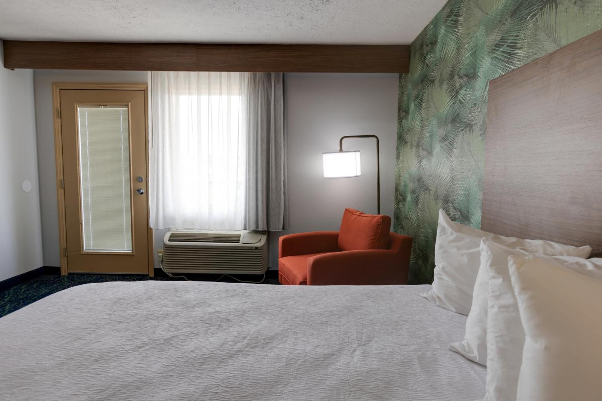 Two Queen beds - Balcony with Mountain View