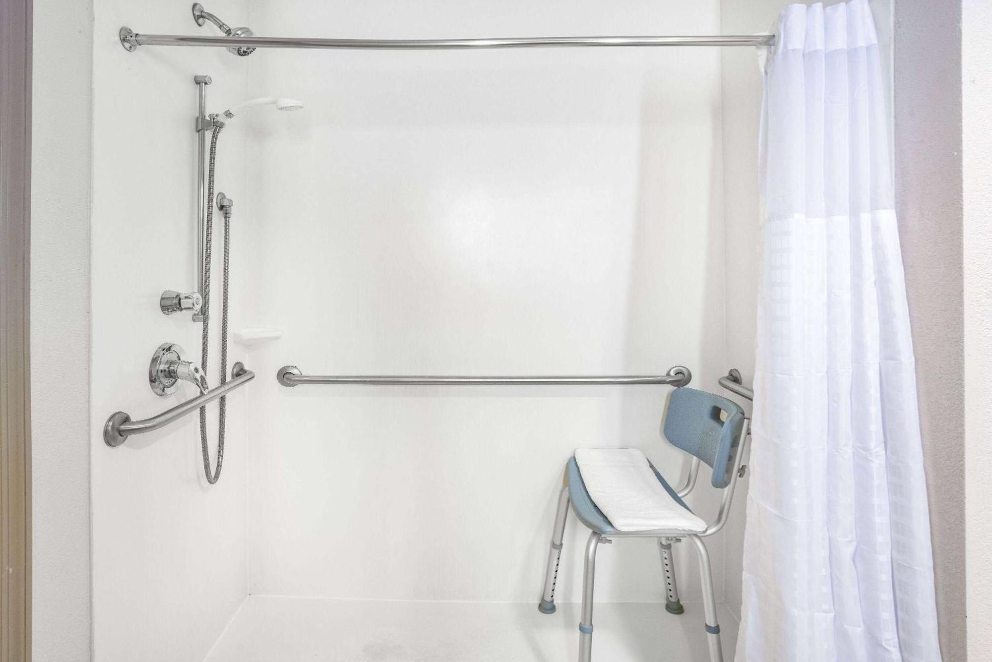 Deluxe King Suite with Mobility/Hearing Impaired Access - Non-Smoking