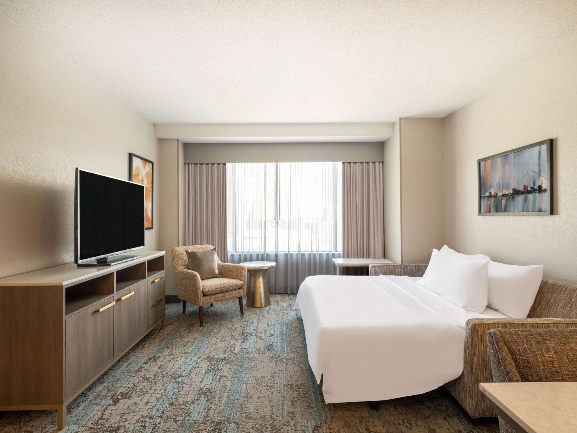 One-Bedroom Queen Suite with River View