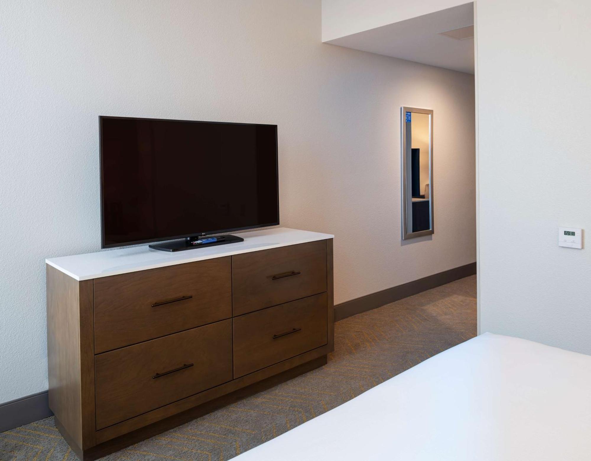 King Studio Suite with Bath Tub - Mobility Access