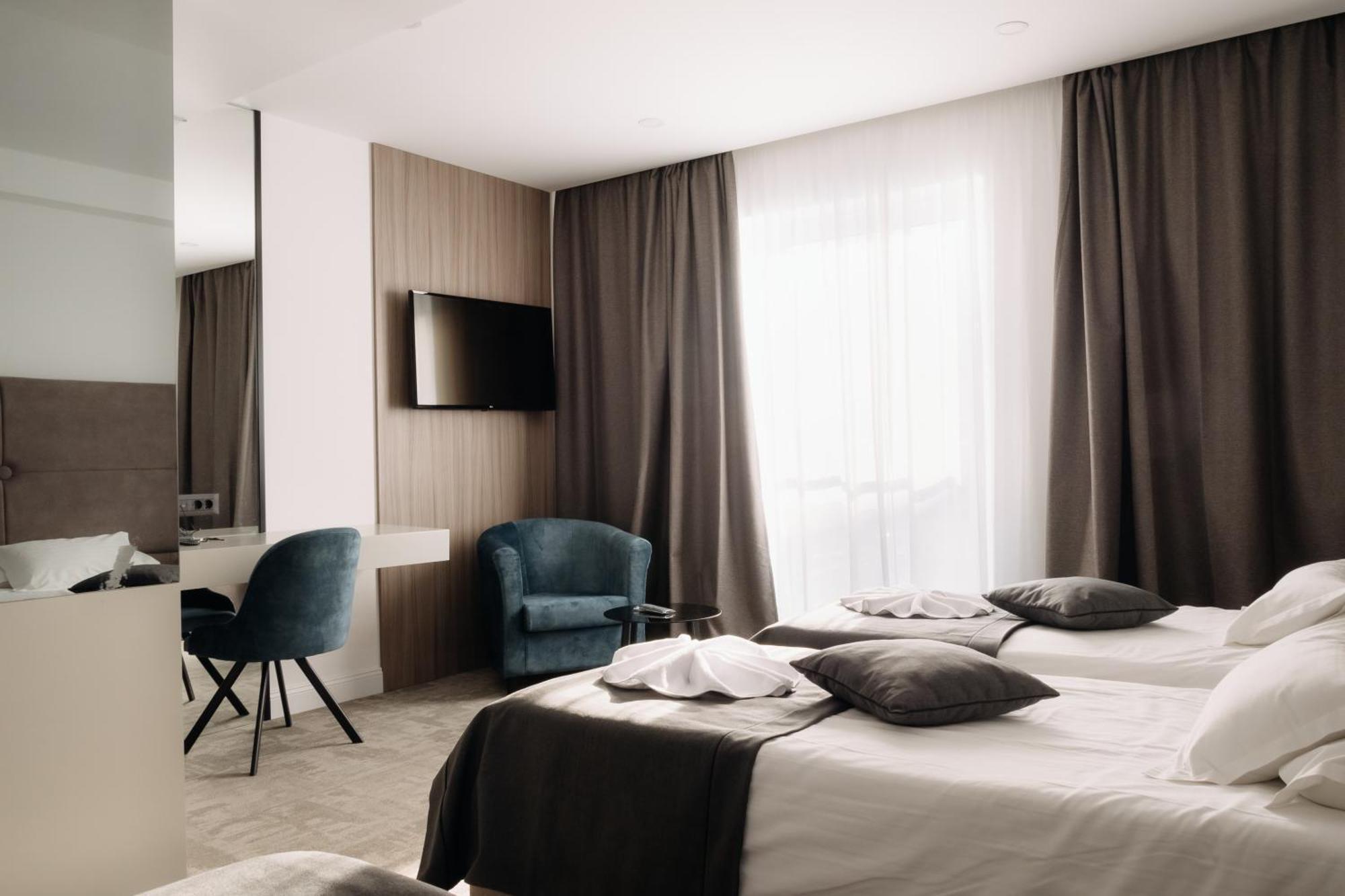 Deluxe Triple Room with Partial Sea View