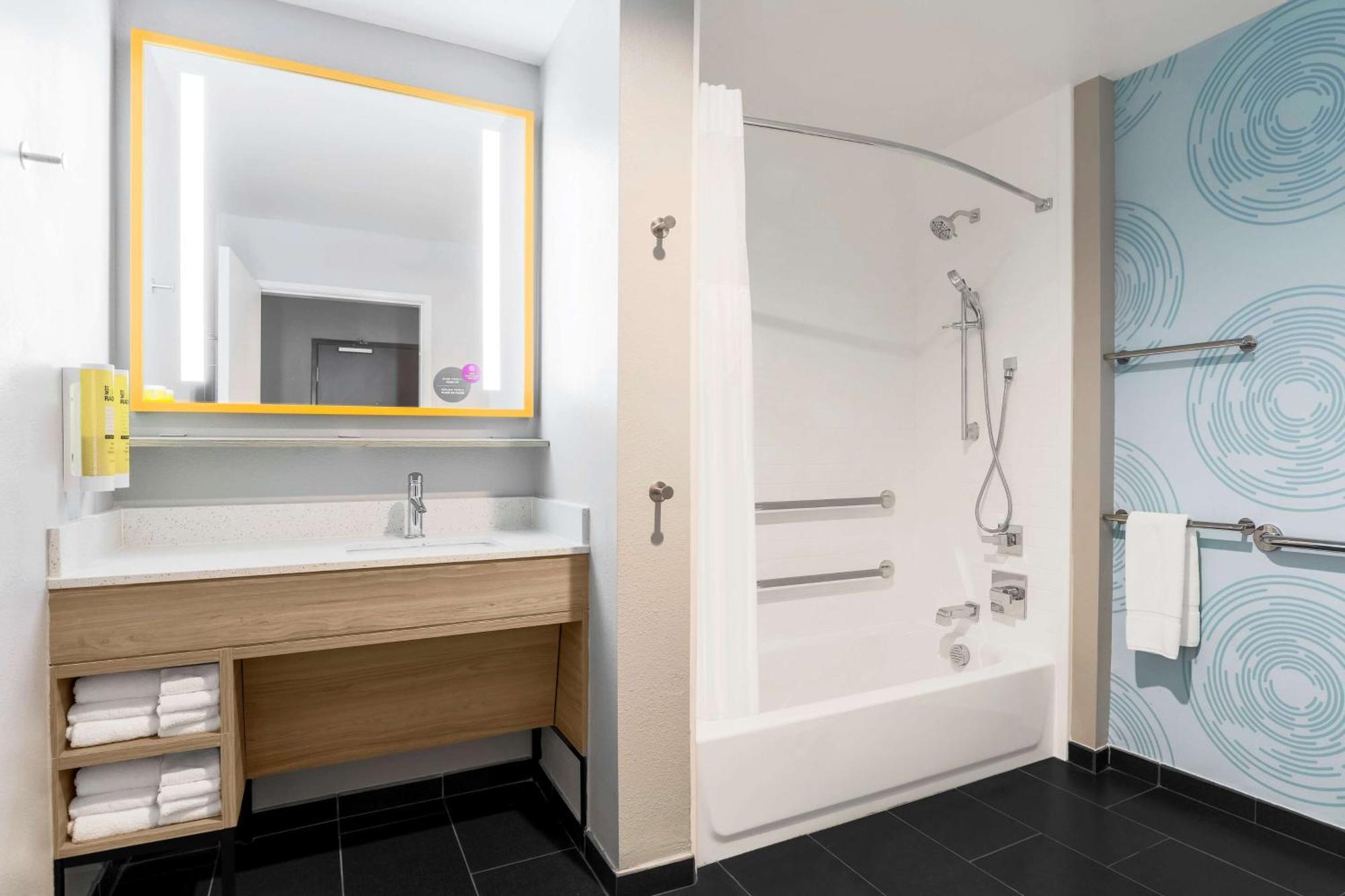King Room with Bath Tub - Mobility and Hearing Access