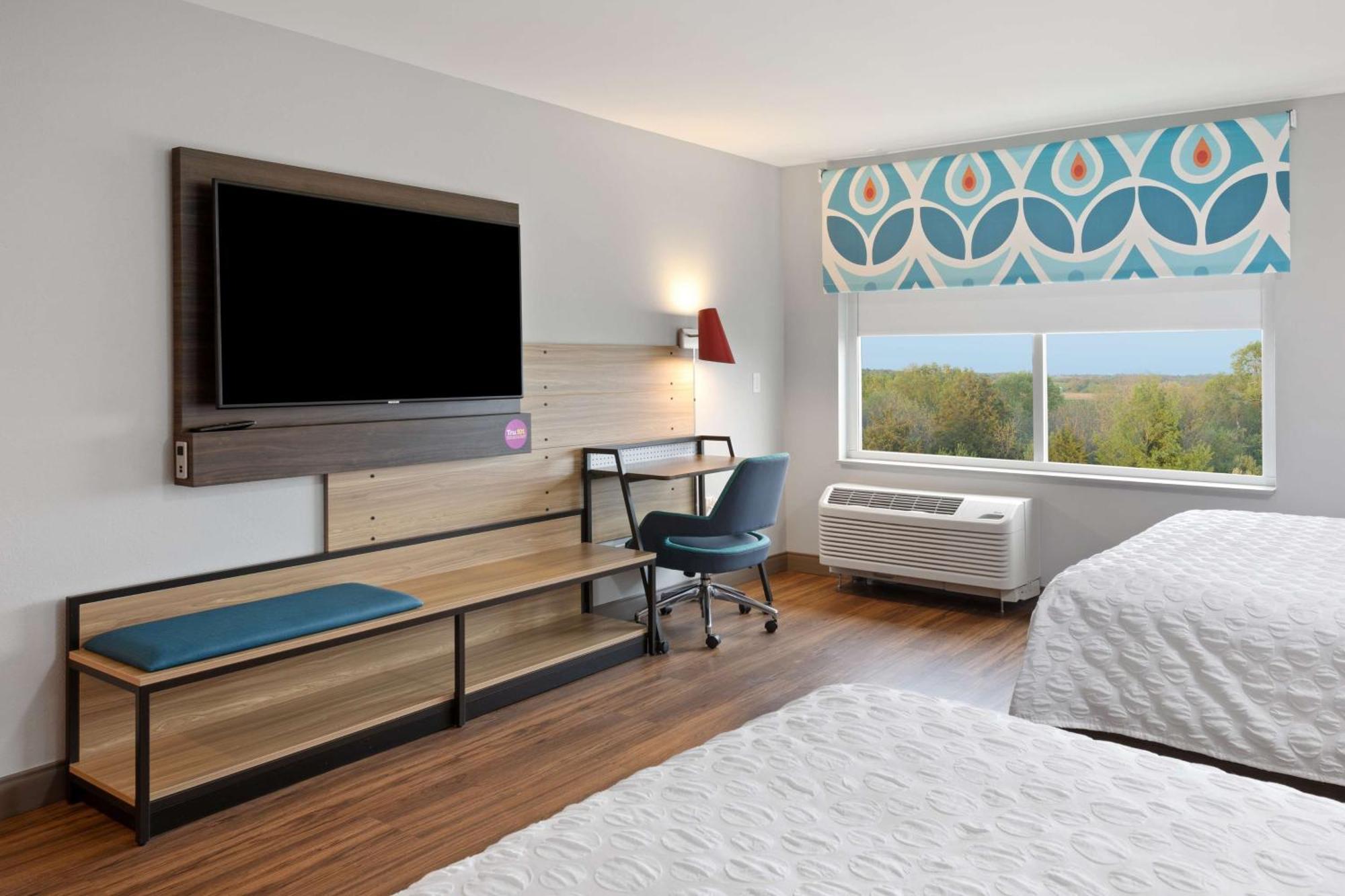 Queen Room with Two Queen Beds and Bath Tub - Mobility Accessible