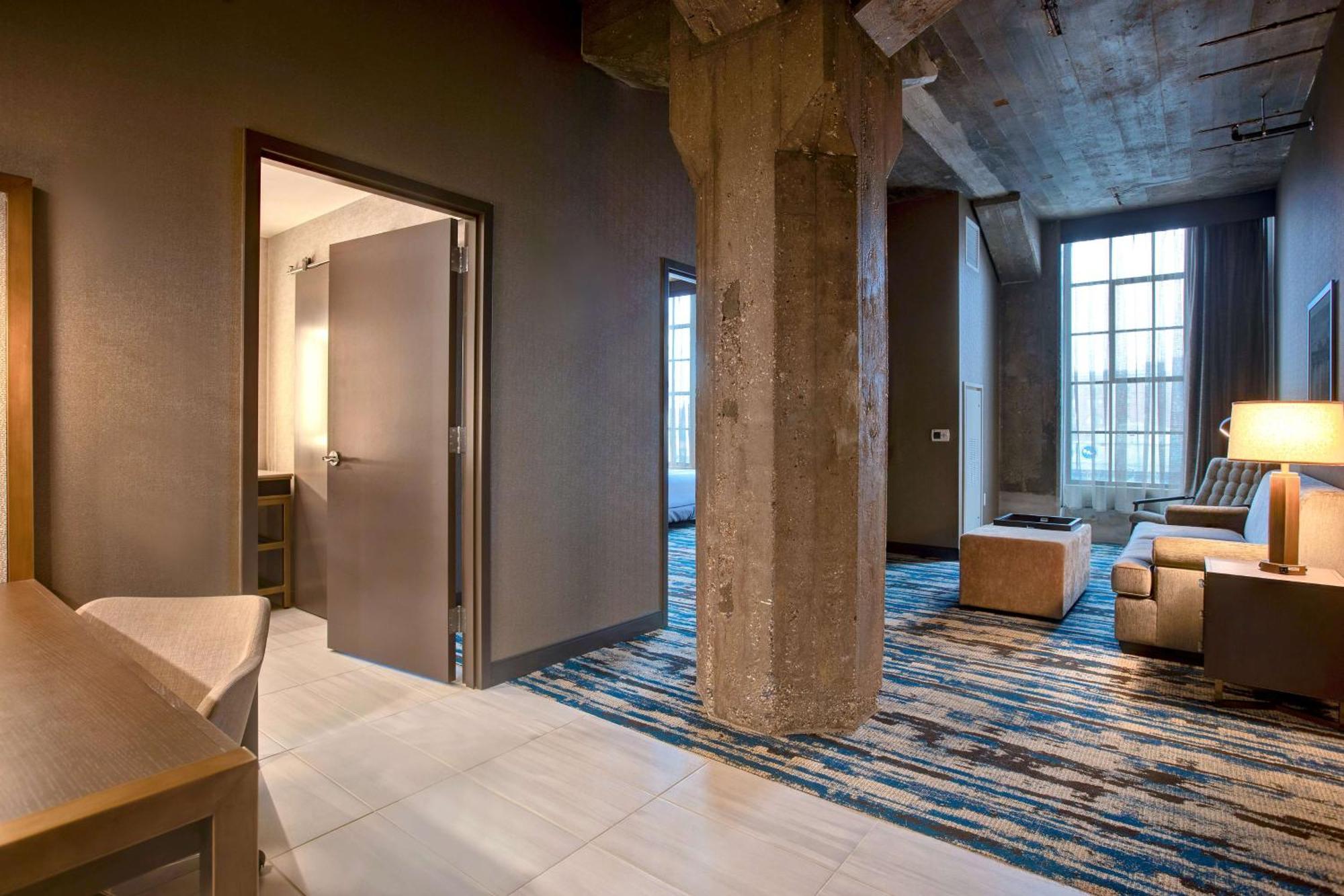 One-Bedroom King Suite with Roll-In Shower - Mobility Access/Non-Smoking
