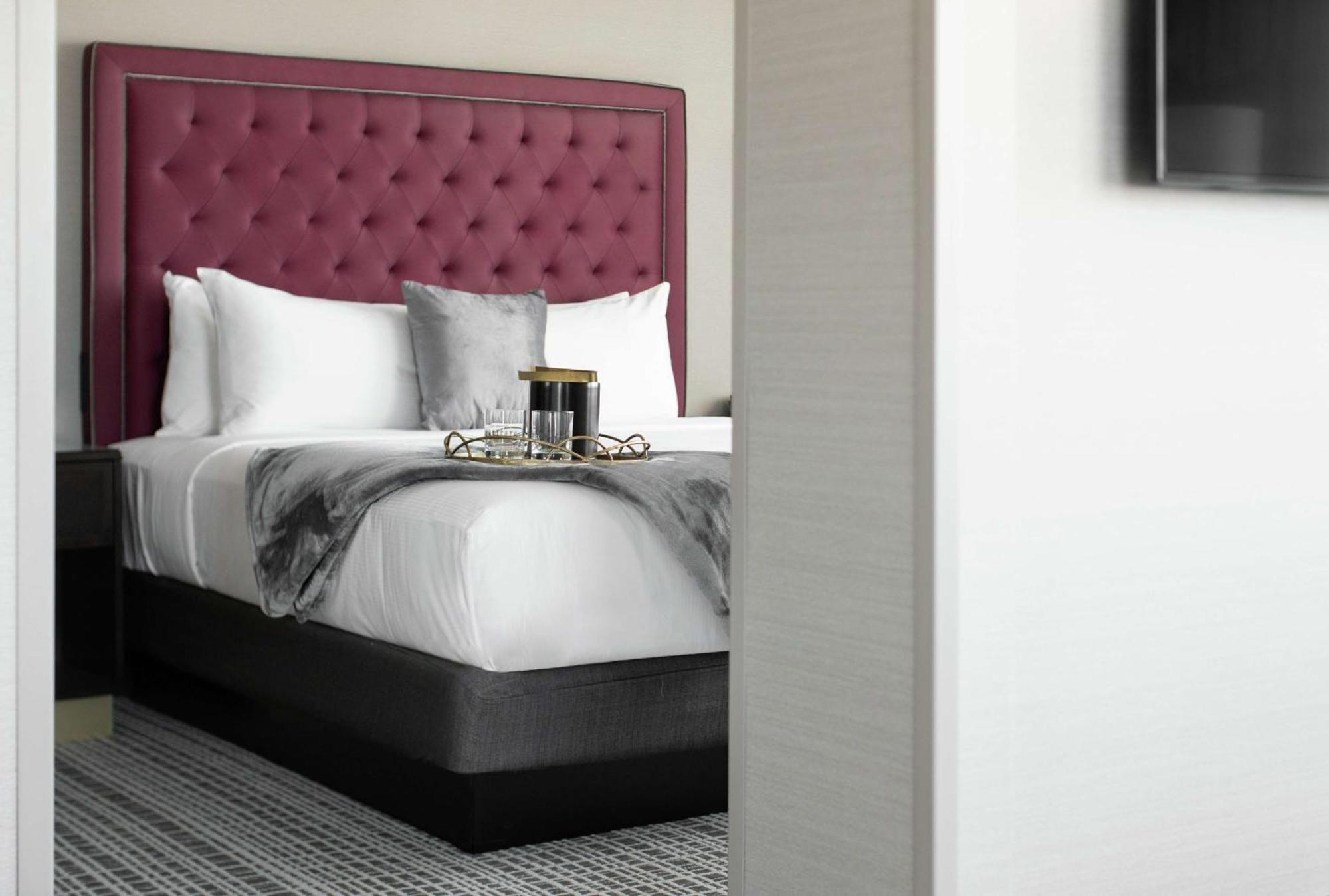 One-Bedroom King Corner Suite