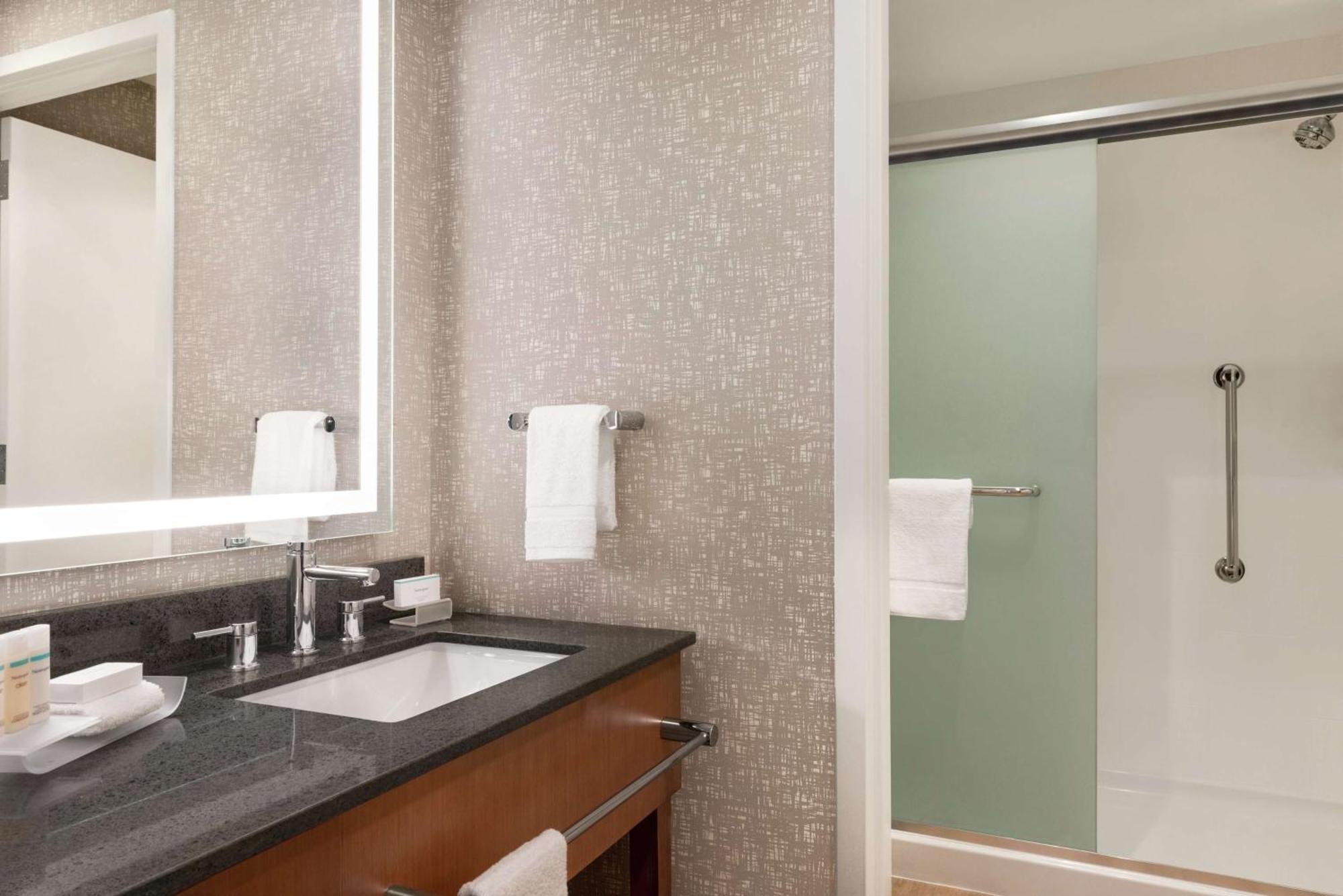 One-Bedroom King Suite with River Side View - Non-Smoking,1557108613:JPEG