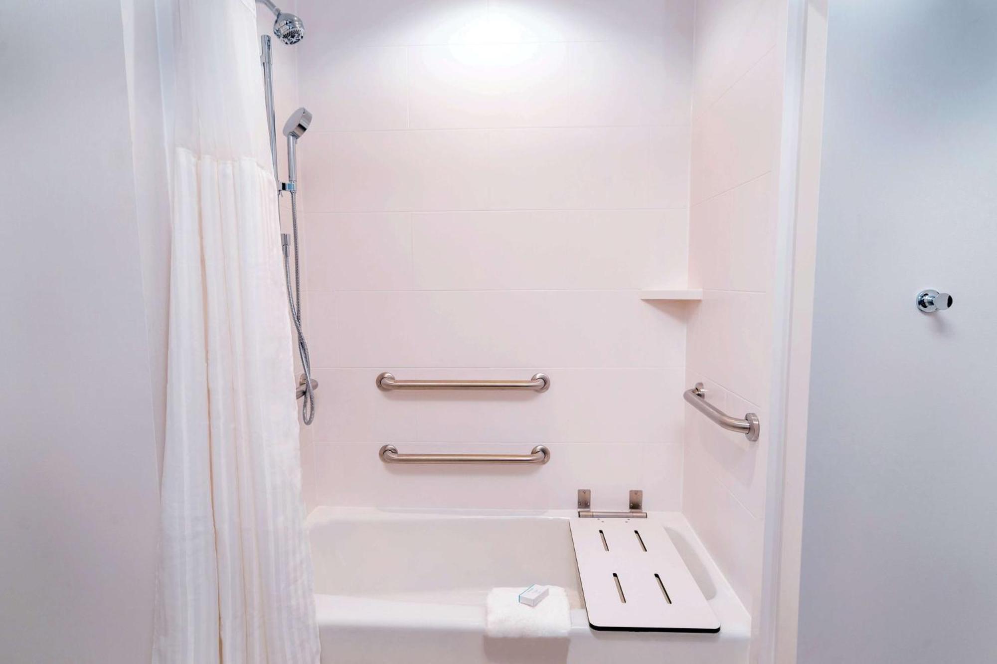 King Room with Accessible Tub - Mobility Access,1557110407:JPEG
