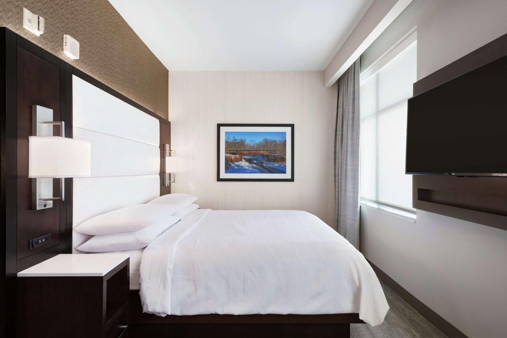 One-Bedroom King Suite - Hearing Access/Non-Smoking
