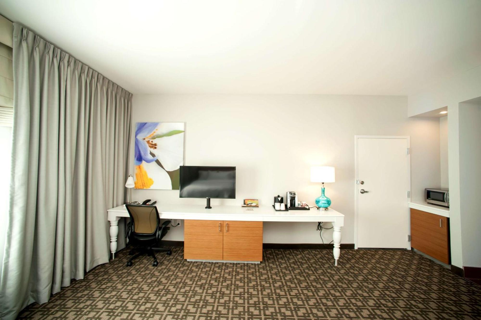 King Room with Accessible Tub - Mobility Access