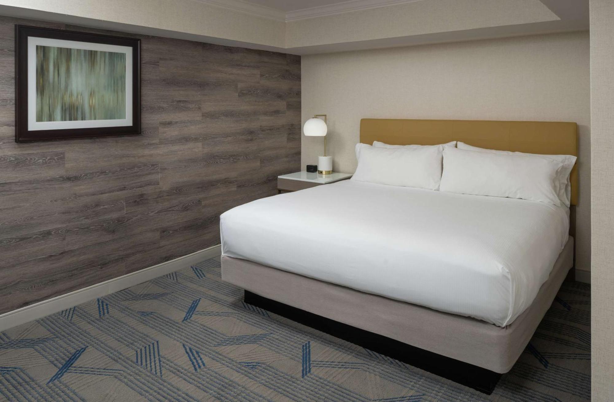 King Alcove Suite