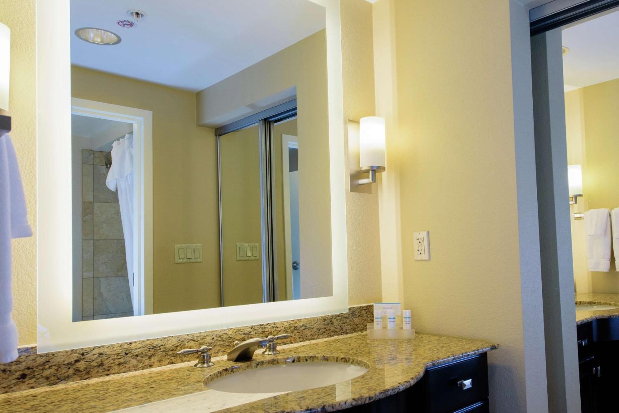 One-Bedroom King Suite - Non-Smoking