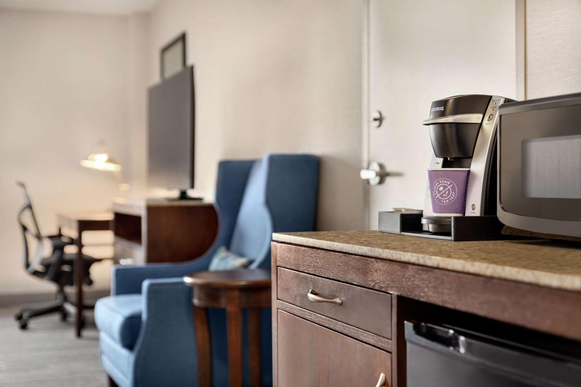 King Room with Roll-In Shower - Mobility Access,1557466987:JPEG