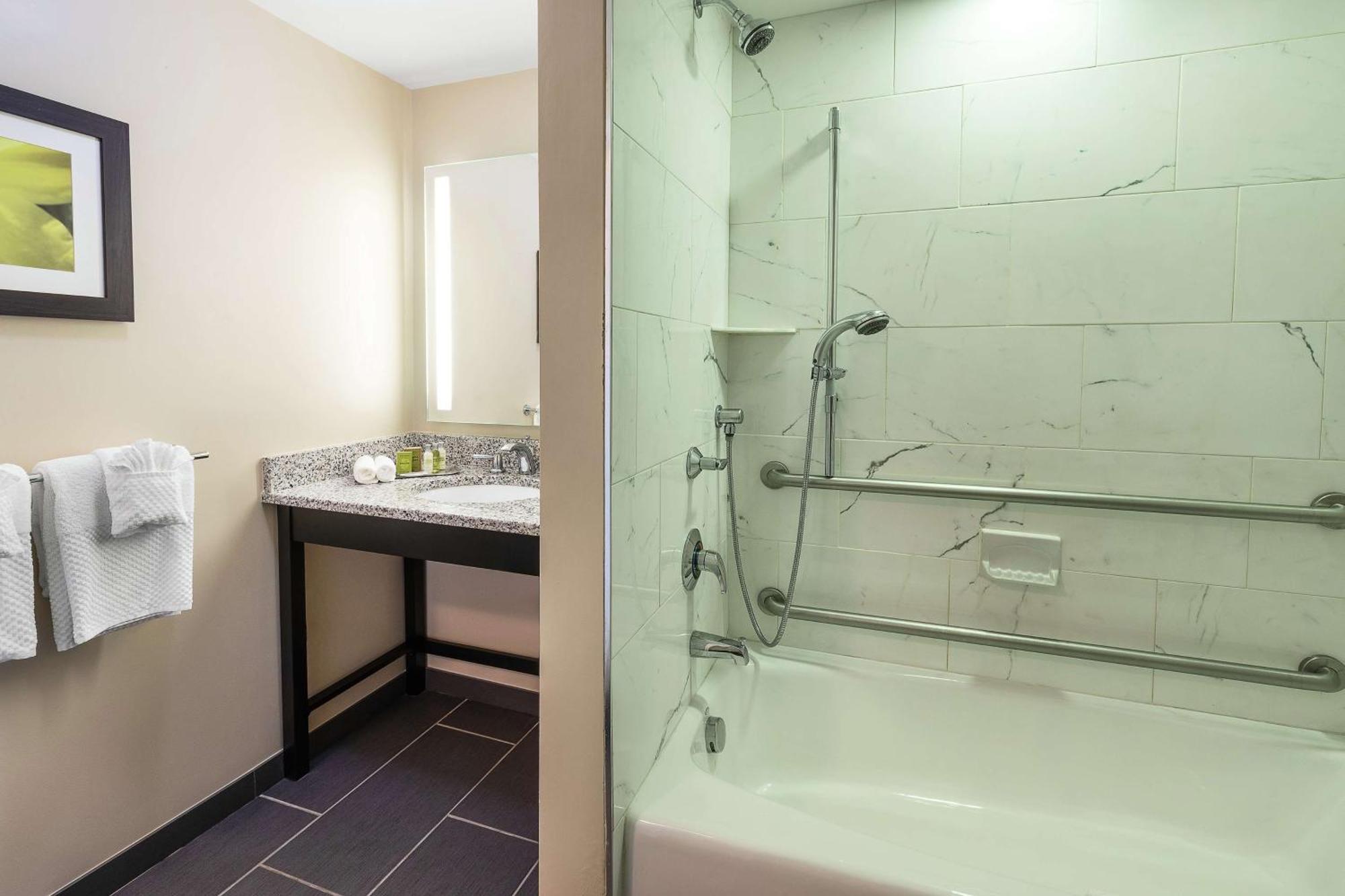 King Room with Accessible Tub - Mobility and Hearing Access/Non-Smoking