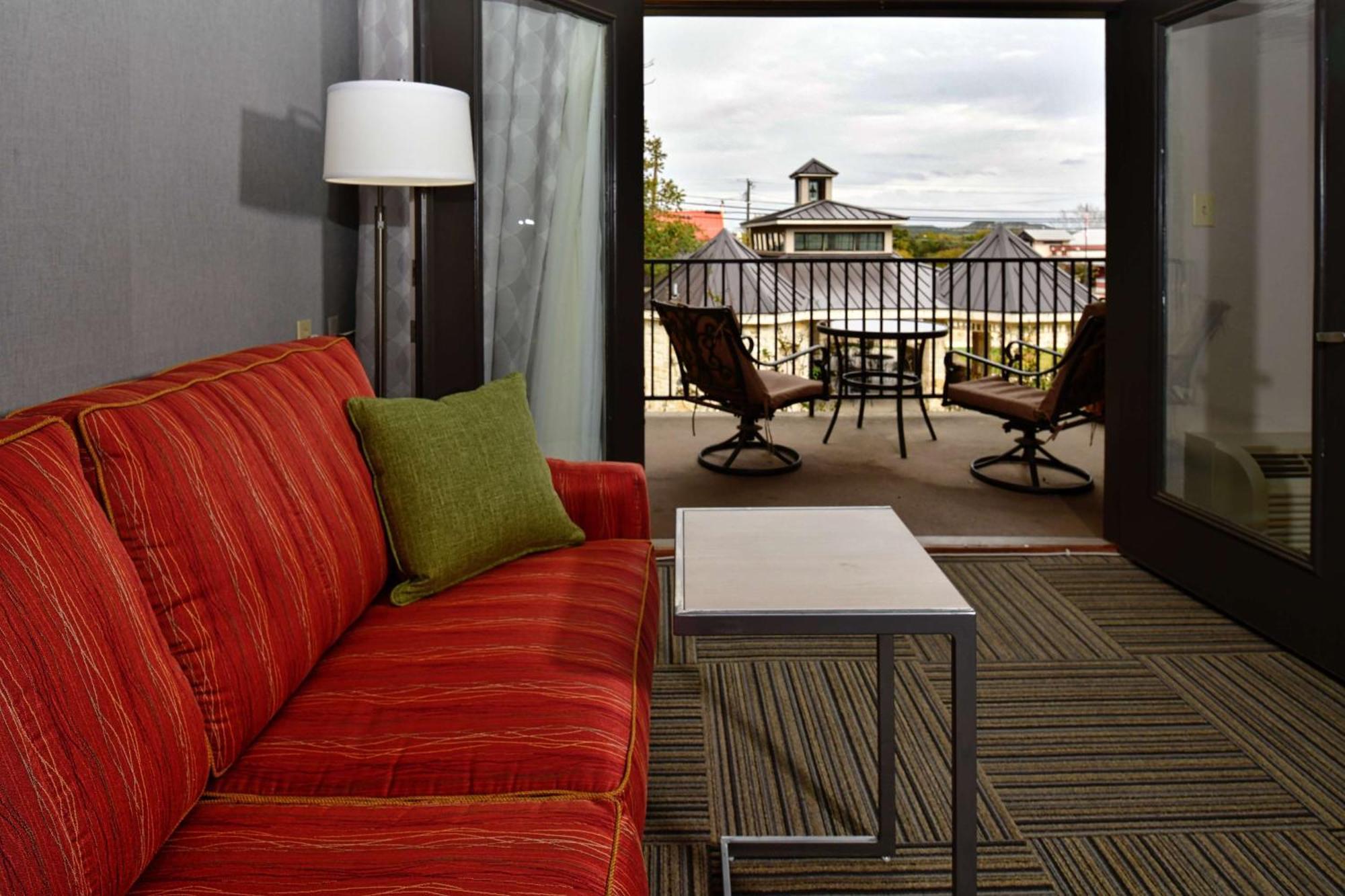 King Room with Balcony and Courtyard View - Non-Smoking,1557473575:JPEG