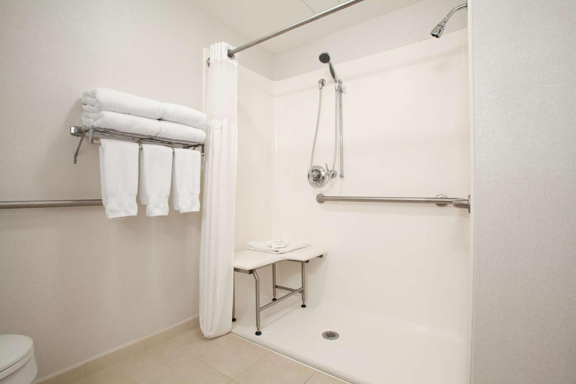 King Room with Bath Tub - Mobility Access