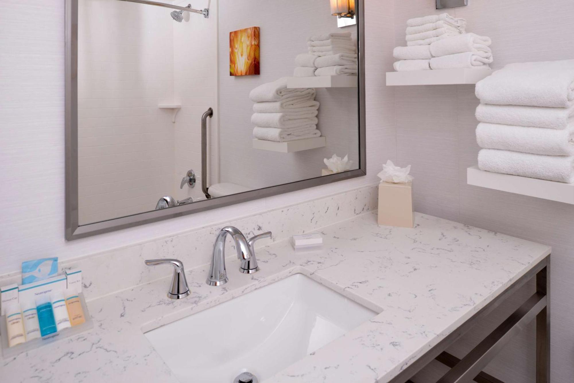 Queen Room with Two Queen Beds,1557816982:JPEG