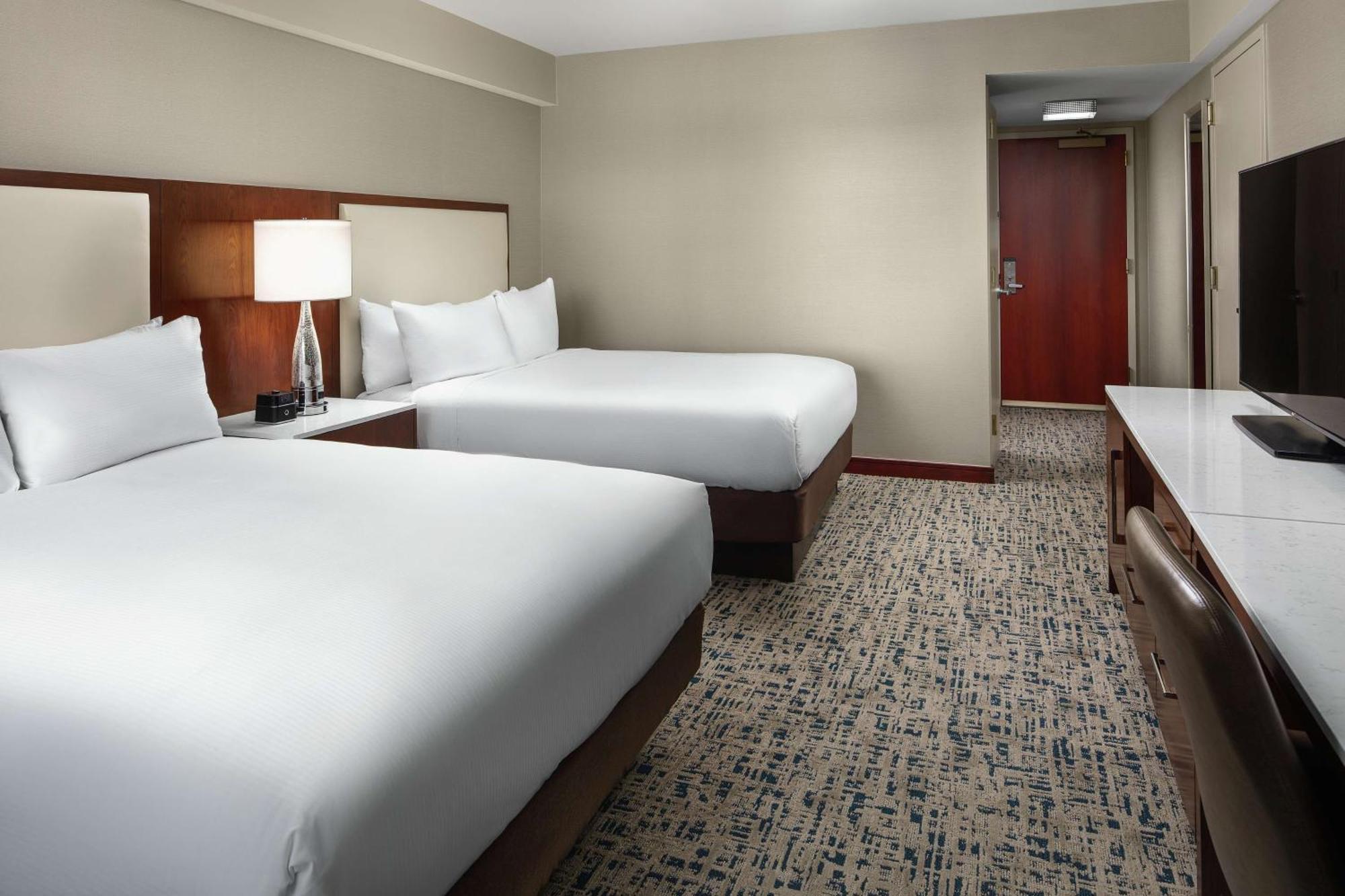 Business Queen Room with Two Queen Beds - Non-Smoking,1557822475:JPEG
