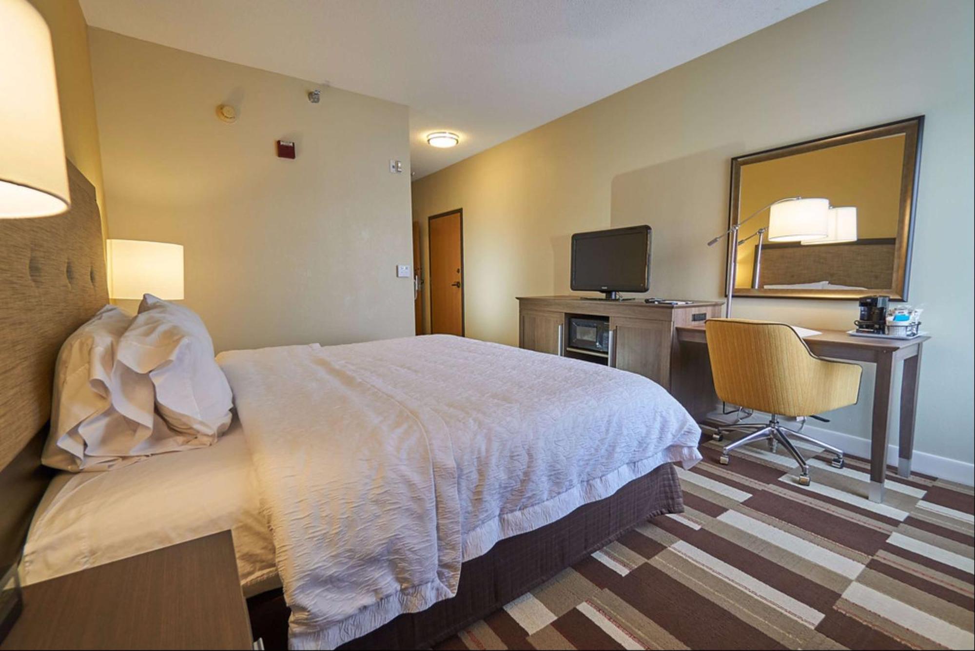 King Room with Accessible Tub - Mobility and Hearing Access/Non-Smoking