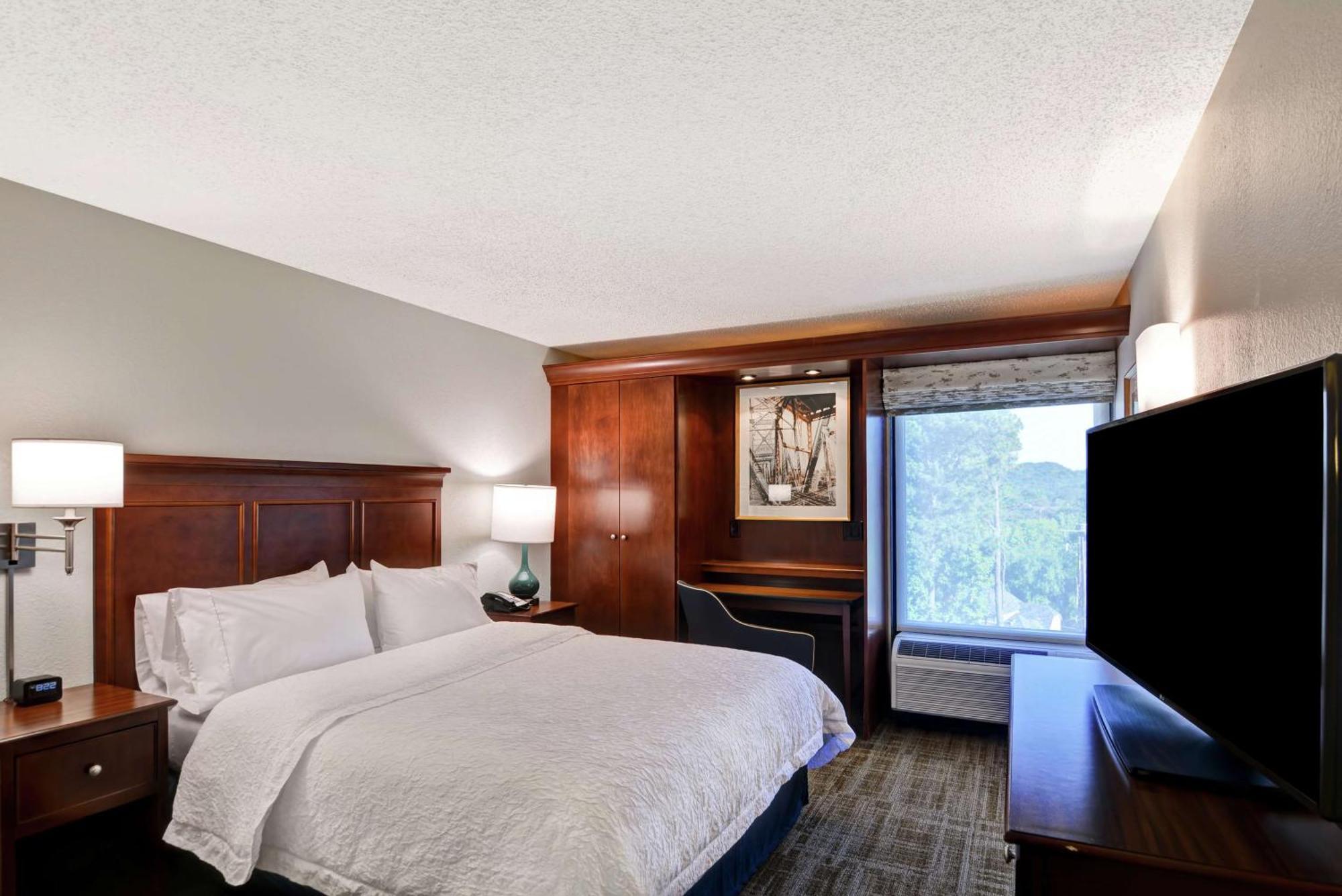 Queen Room with Mobility Access/Non-Smoking