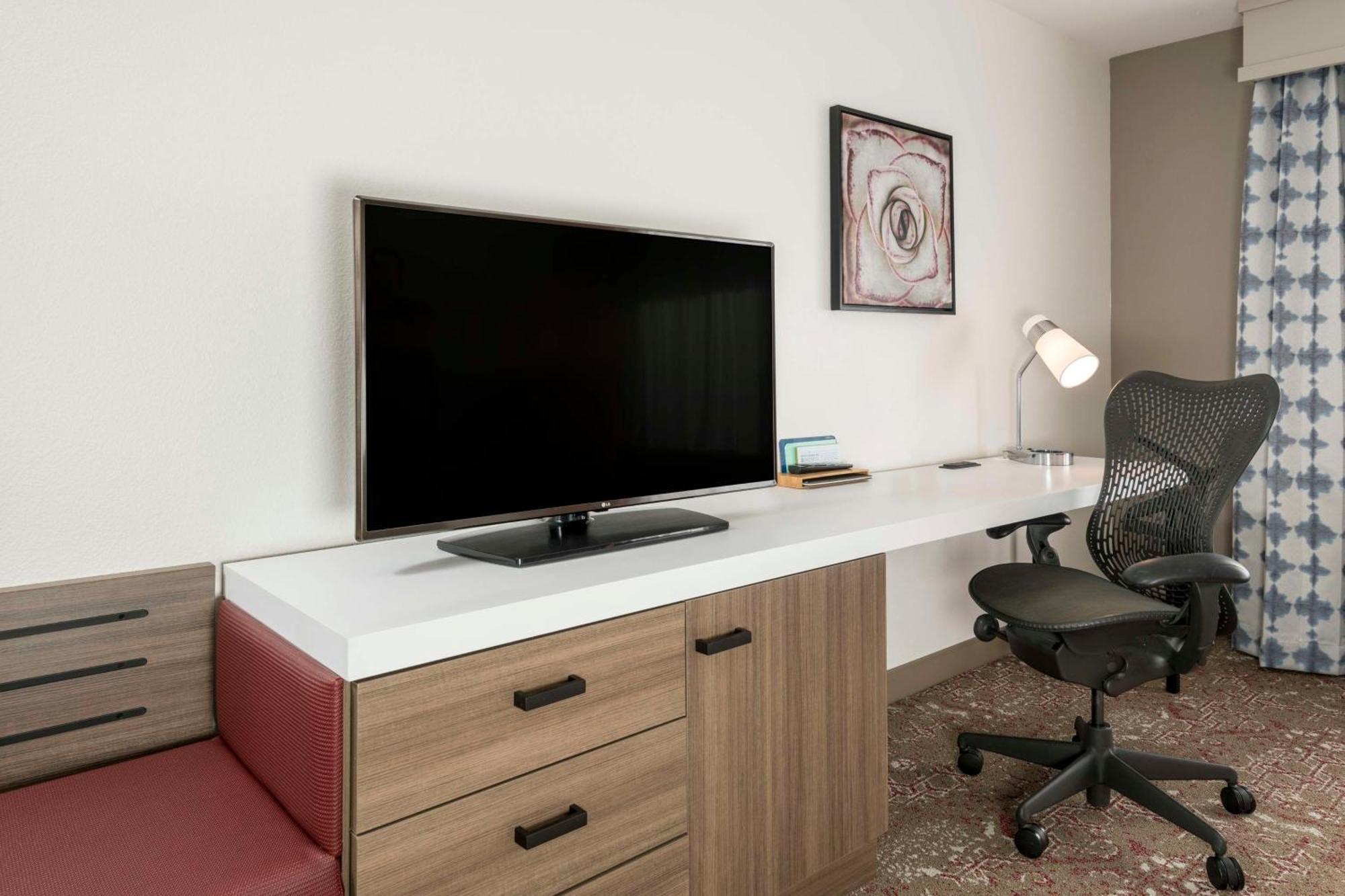 King Room with Accessible Tub - Mobility Access
