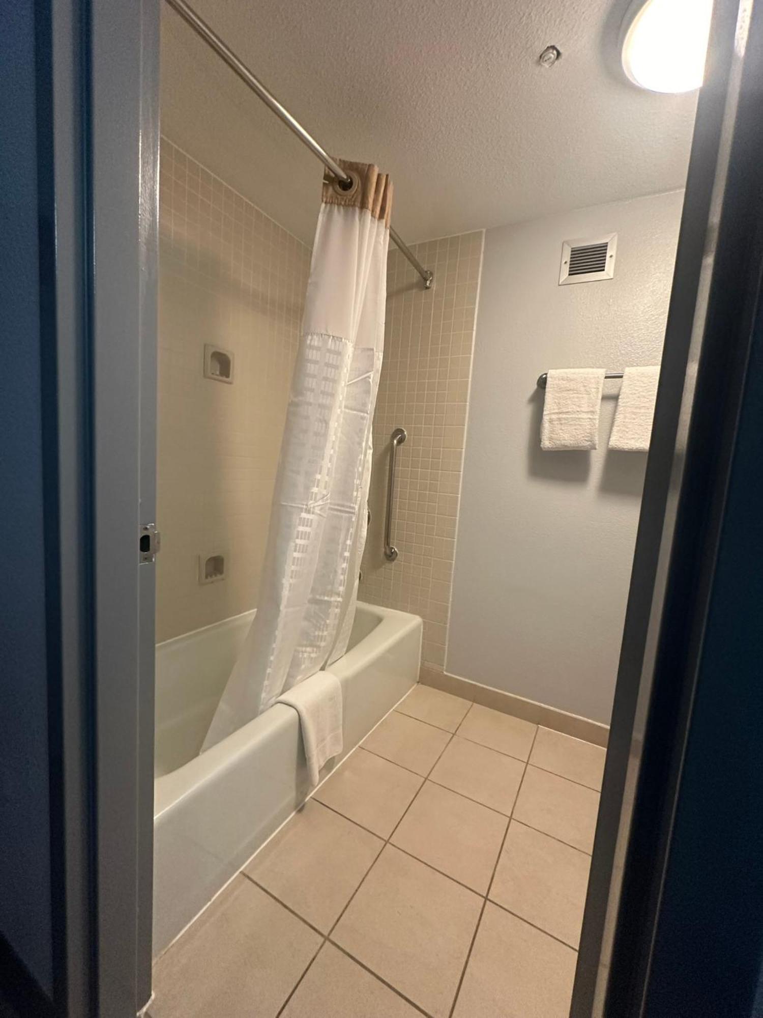 King Room with Mobility Access and Bathtub with Grab Bars, Non-Smoking