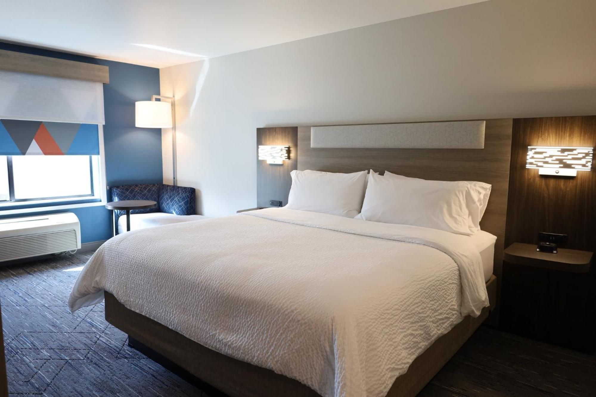 Standard King Room with Mobility Accessible Tub