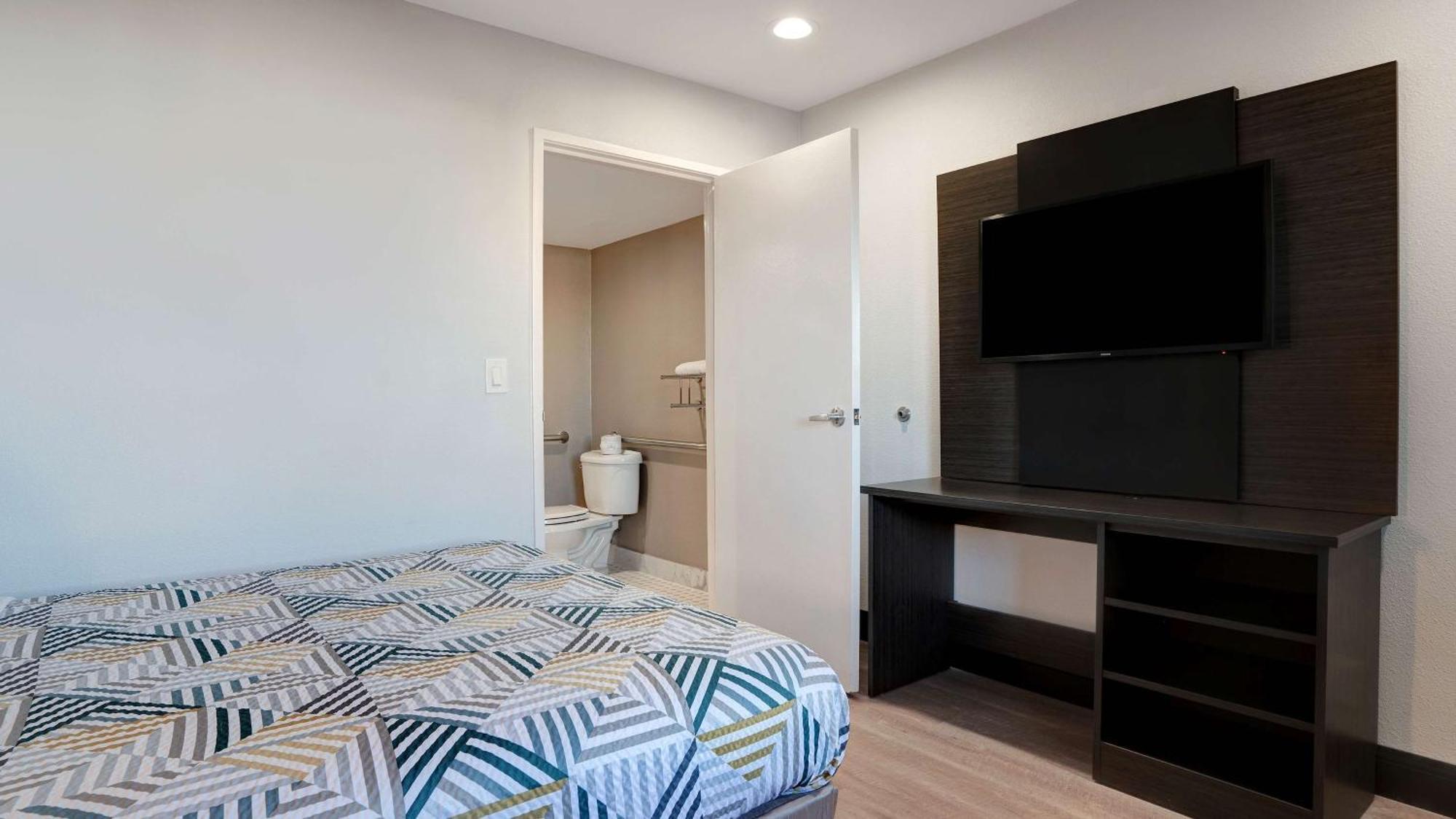 Deluxe Queen Room with Two Queen Beds - Non-Smoking,1571316305:JPEG