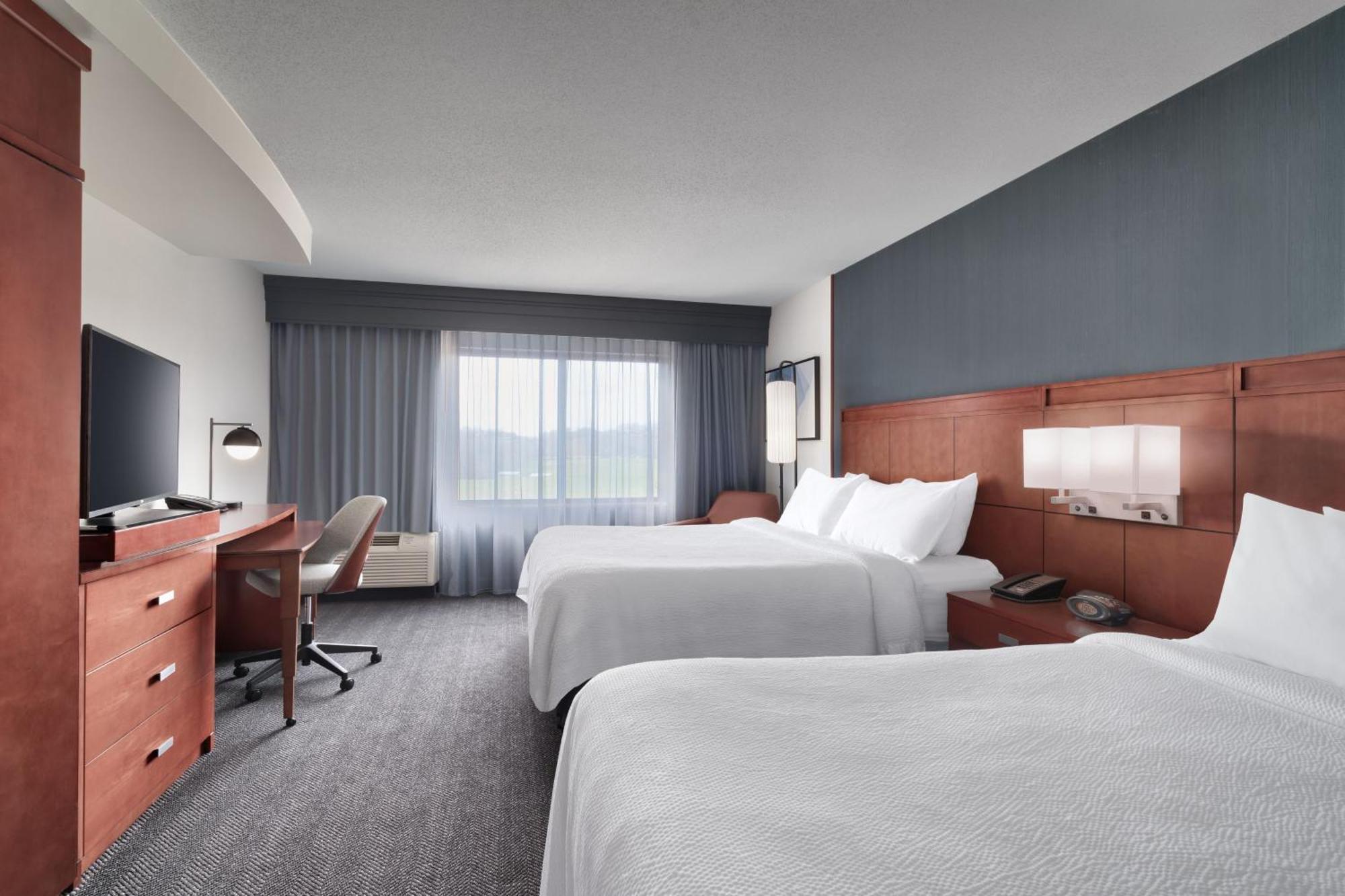 Queen Room with Two Queen Beds and Bathtub - Mobility Access