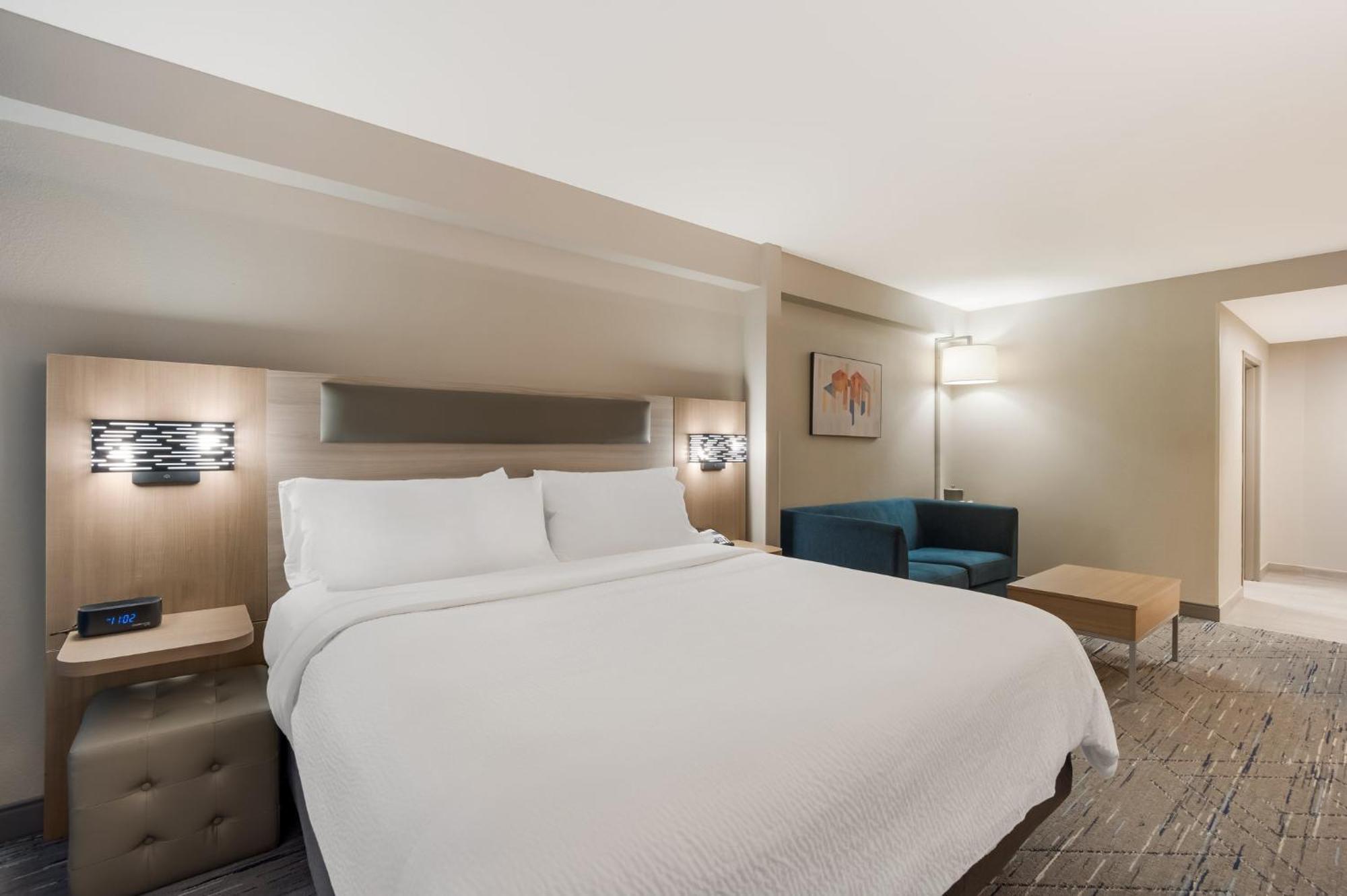 King Suite with Mobility Accessible Transfer Shower