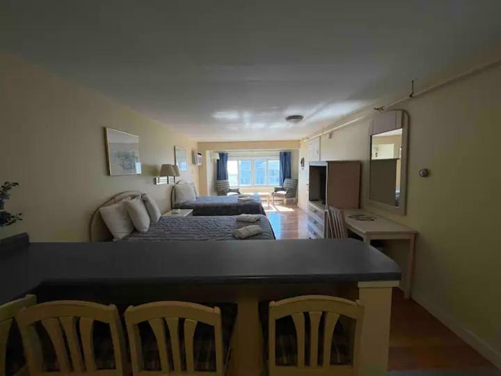 Deluxe 2 Double Beds with Kitchen Ocean View Second Floor (Corner Unit - V10)