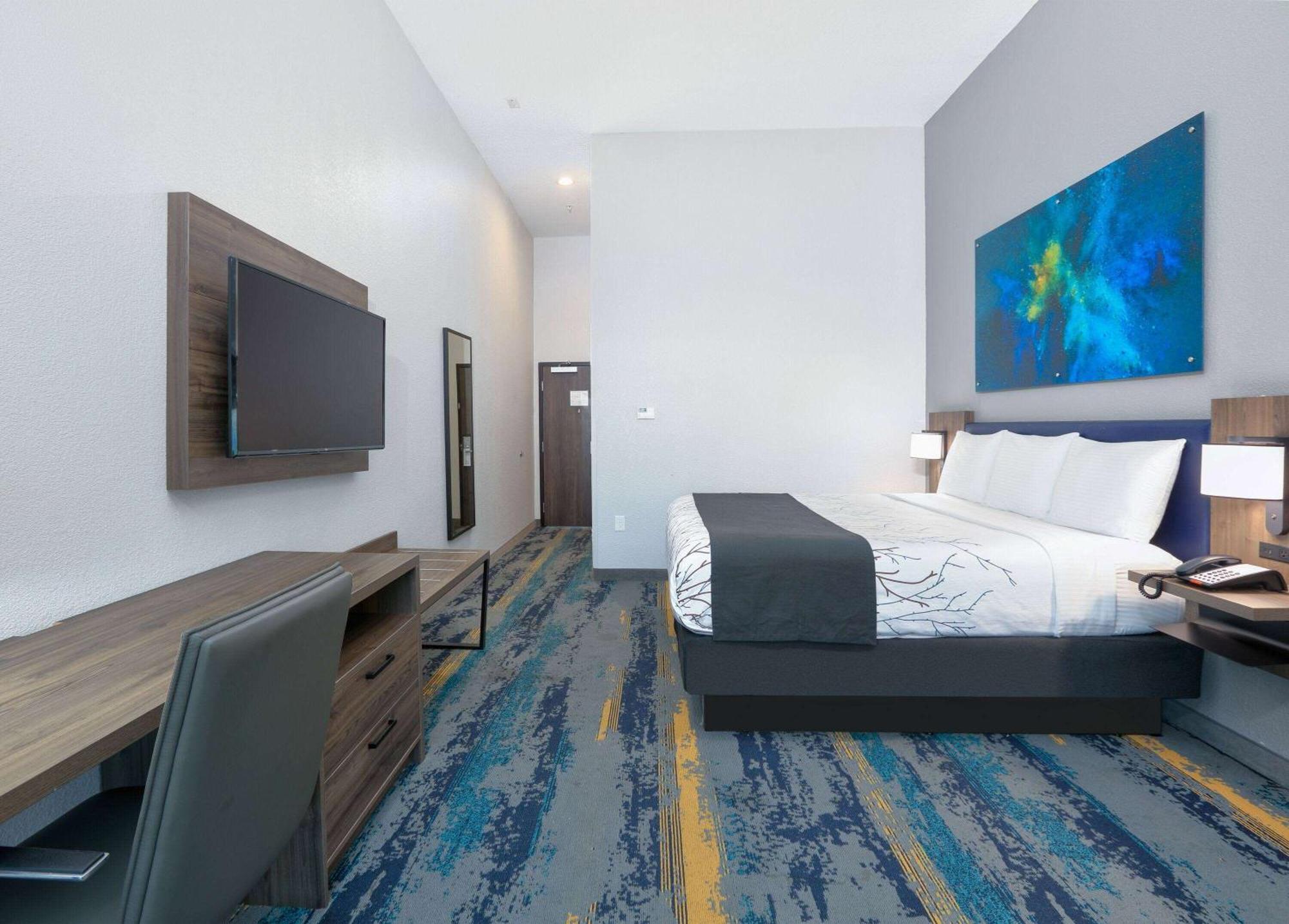 King Room with Bath Tub - Mobility/Hearing Accessible - Non-Smoking