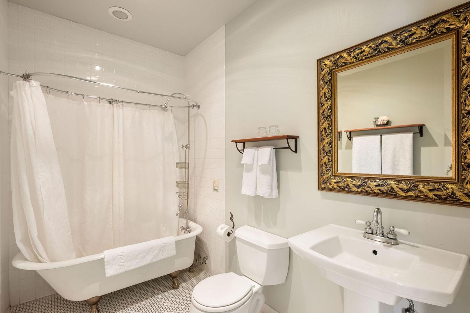 Standard Queen Room, Ensuite (Room 32),1578414224:JPEG