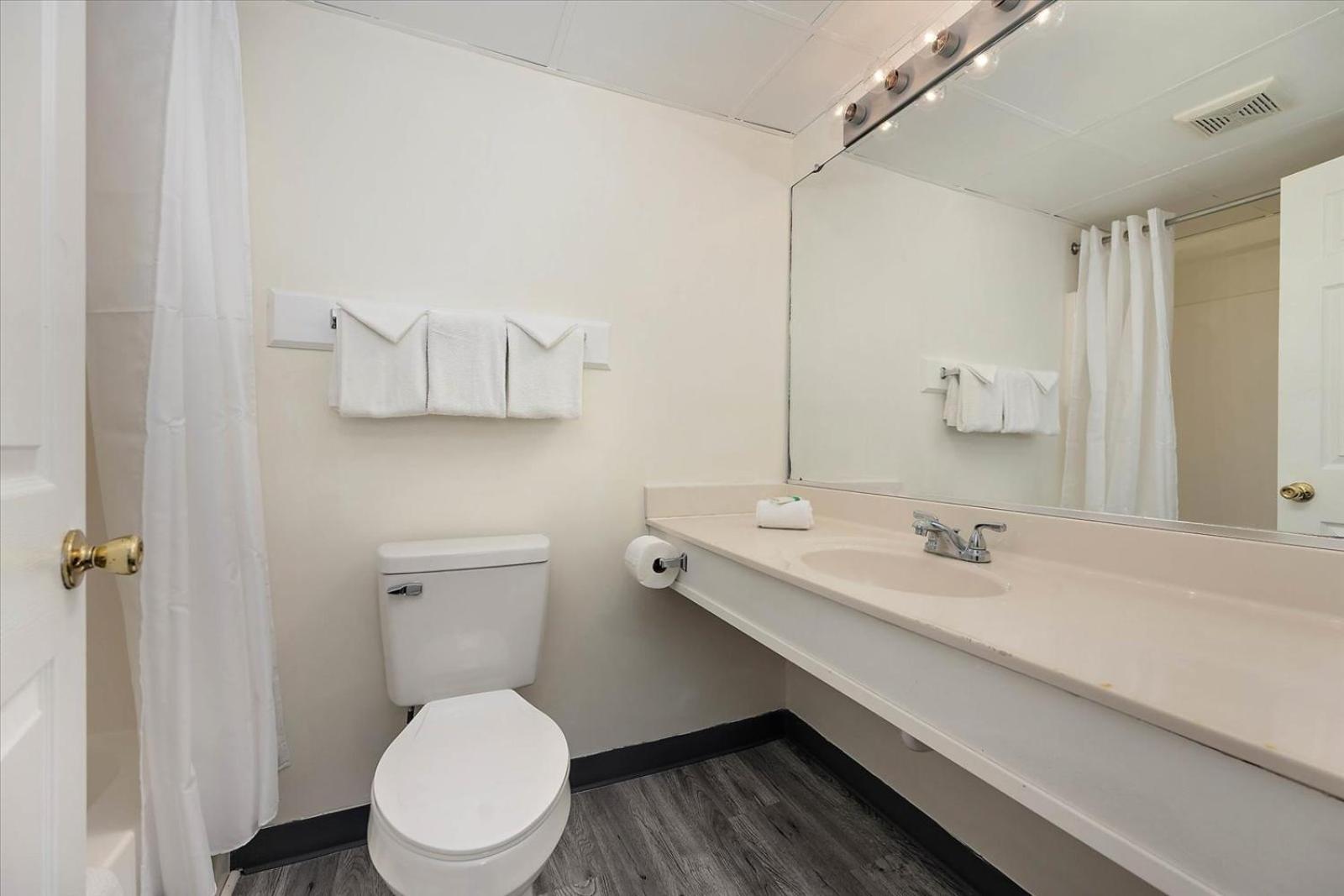 Standard room with partial ocean view -2 double beds