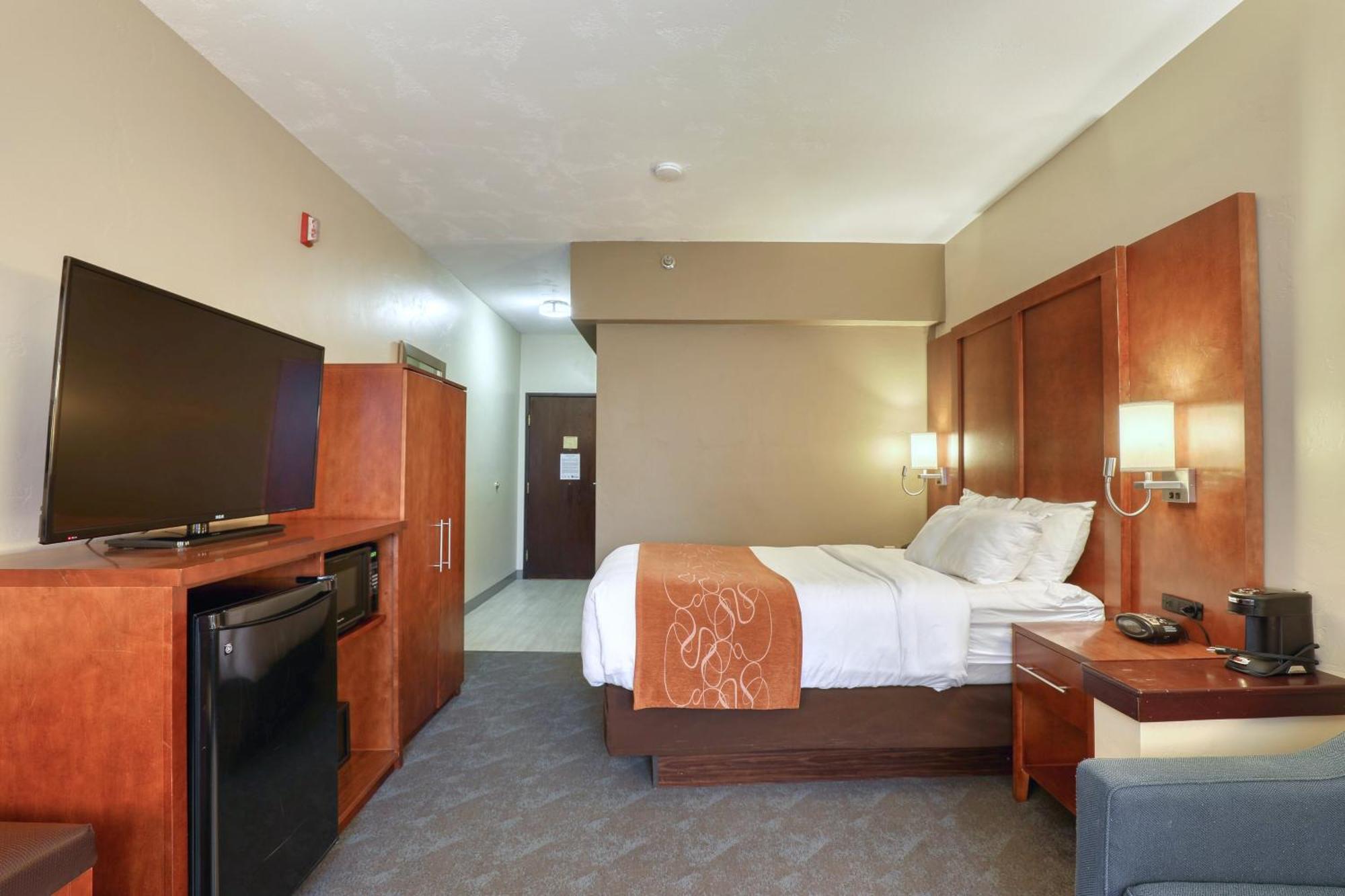 Double Suite with Roll-In Shower - Accessible/Non-Smoking