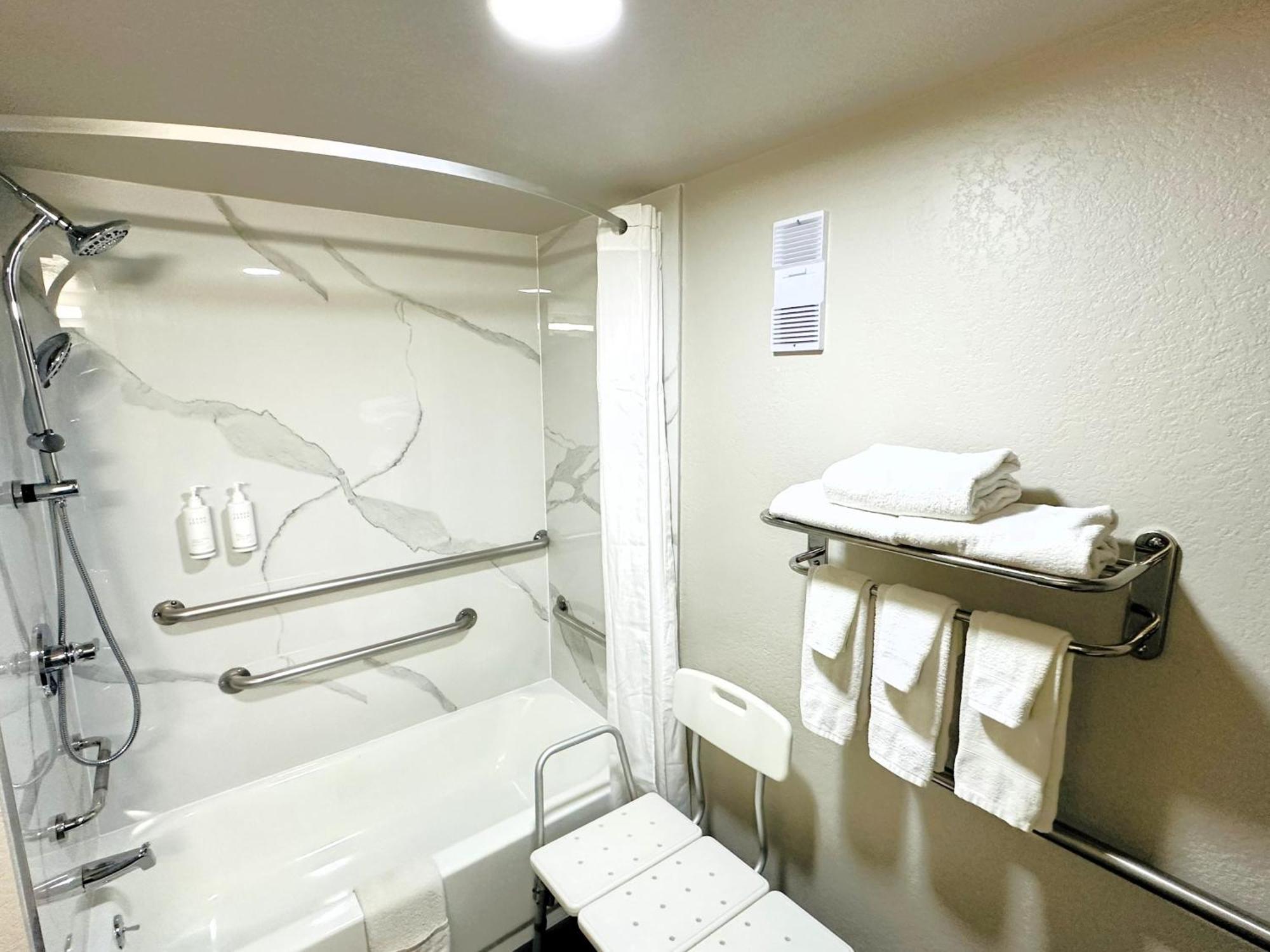 King Room with Bath Tub - Mobility Accessible/Non-Smoking