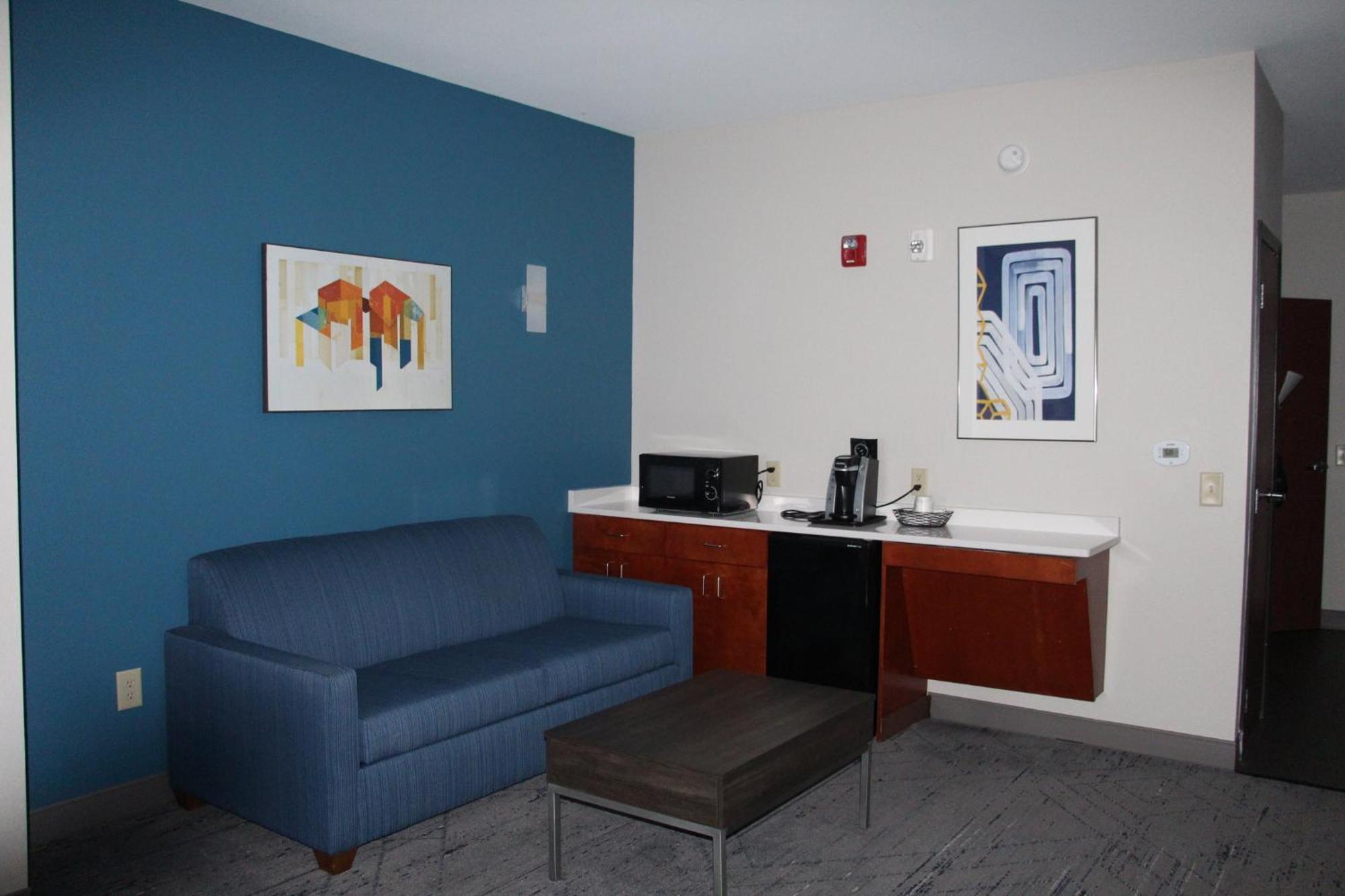 Queen Suite with Mobility Accessible Tub - Non-Smoking