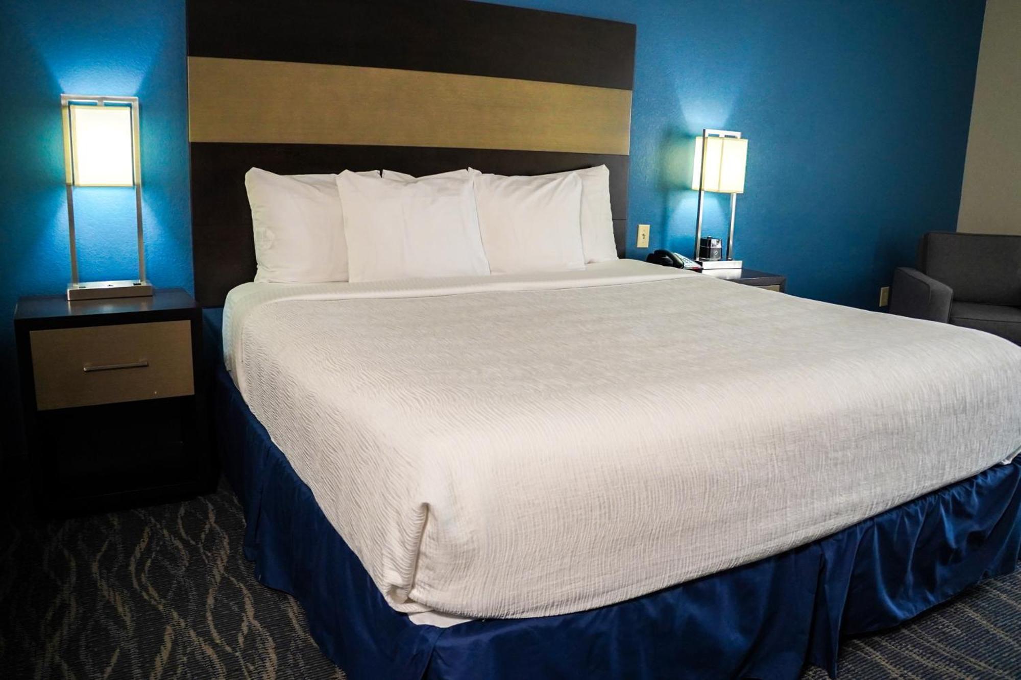 One Bedroom Queen Suite - Non-Smoking