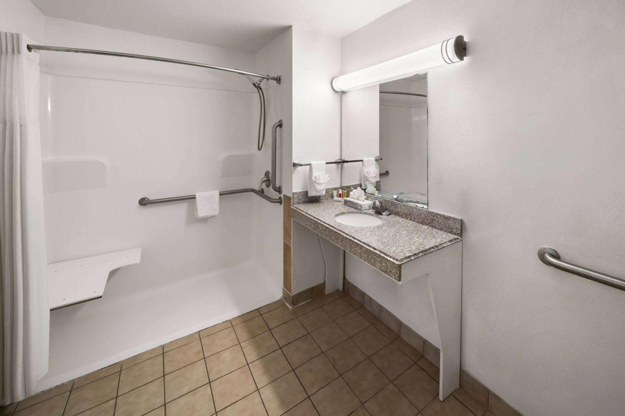 Queen Room - Mobility Access/Non-Smoking