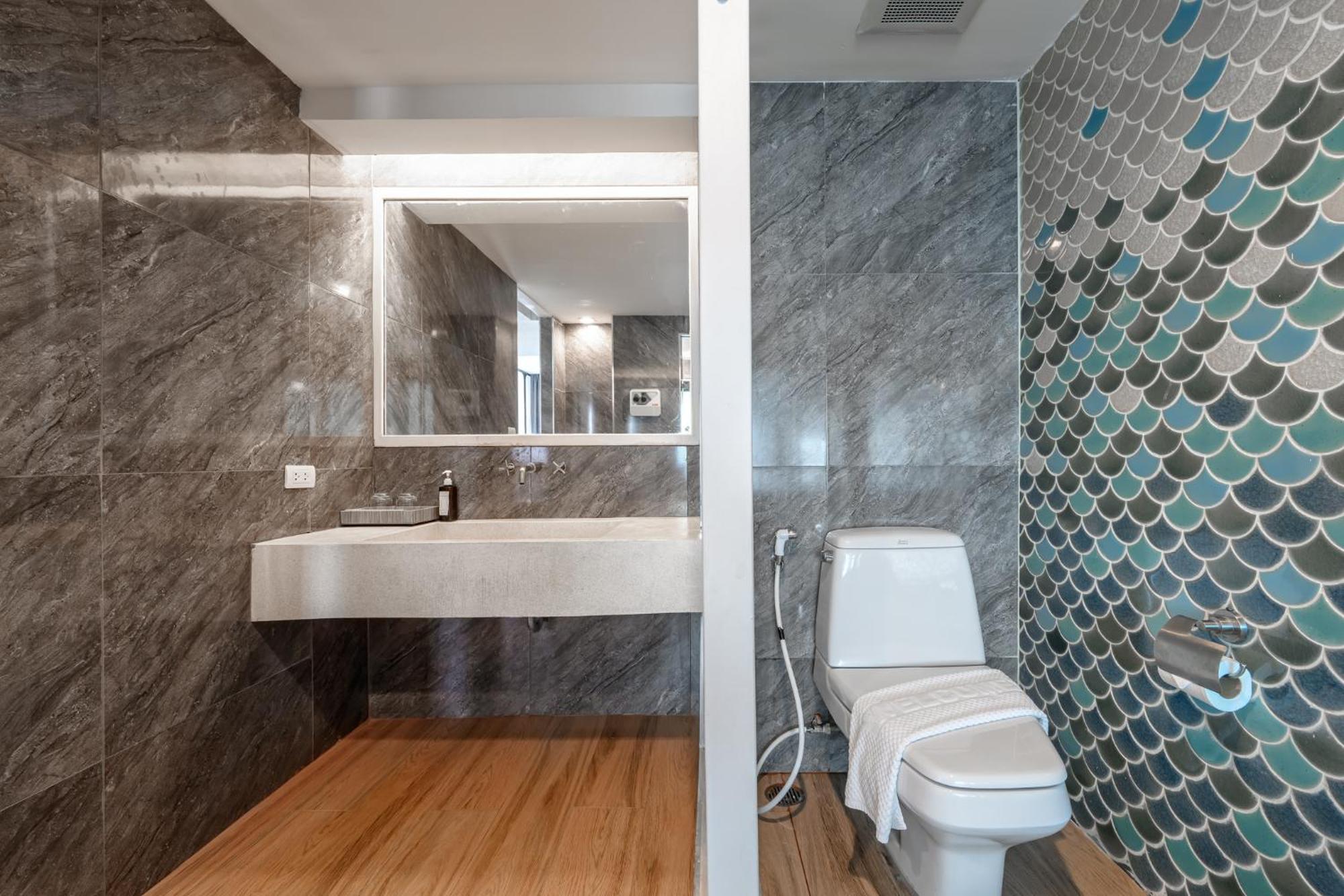 Grand Deluxe Honeymoon,1586853860:JPEG