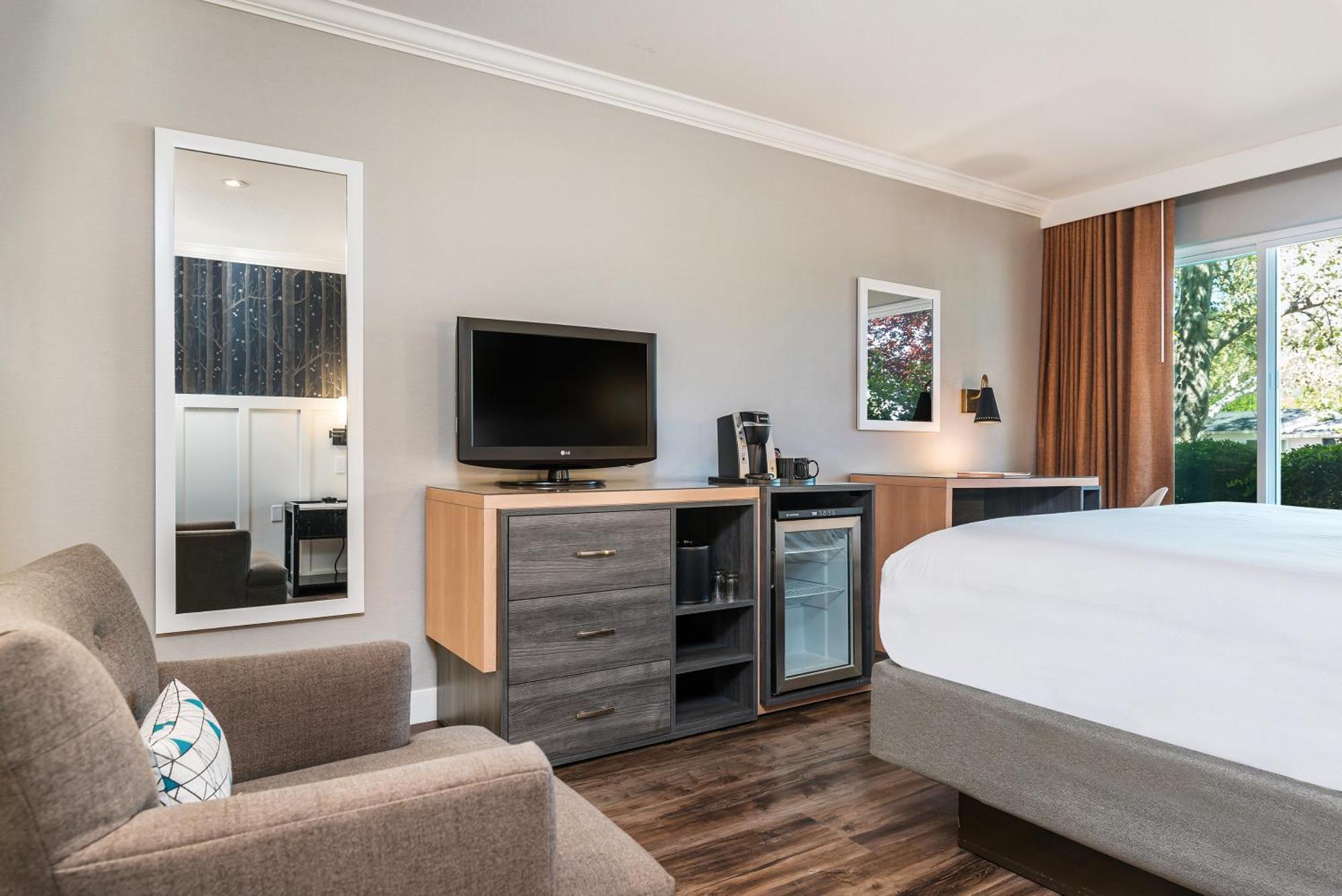 King Room with Roll In Shower - Disability Access/Non-Smoking
