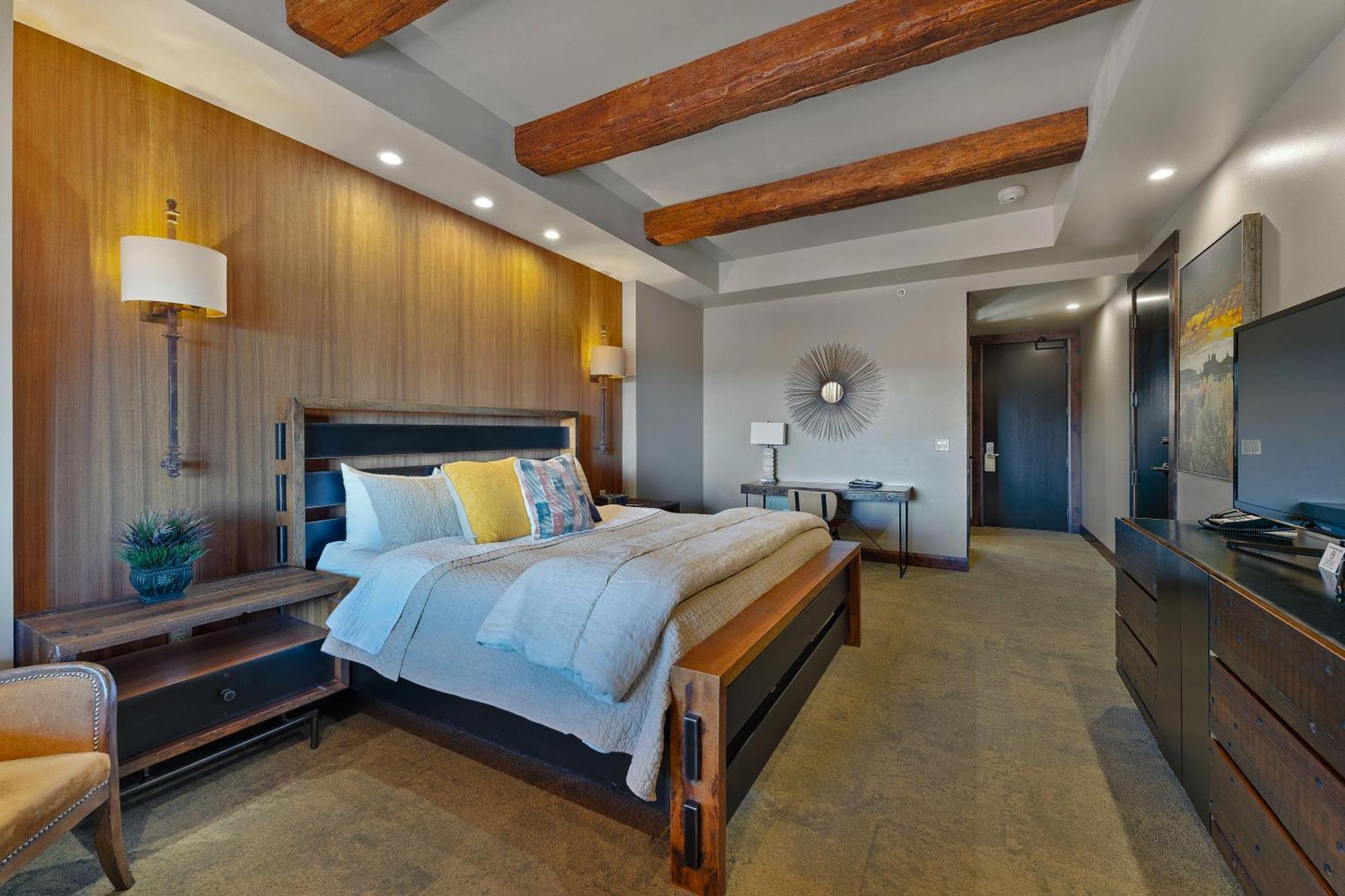 King Room with Roll-In Shower - Disability Access