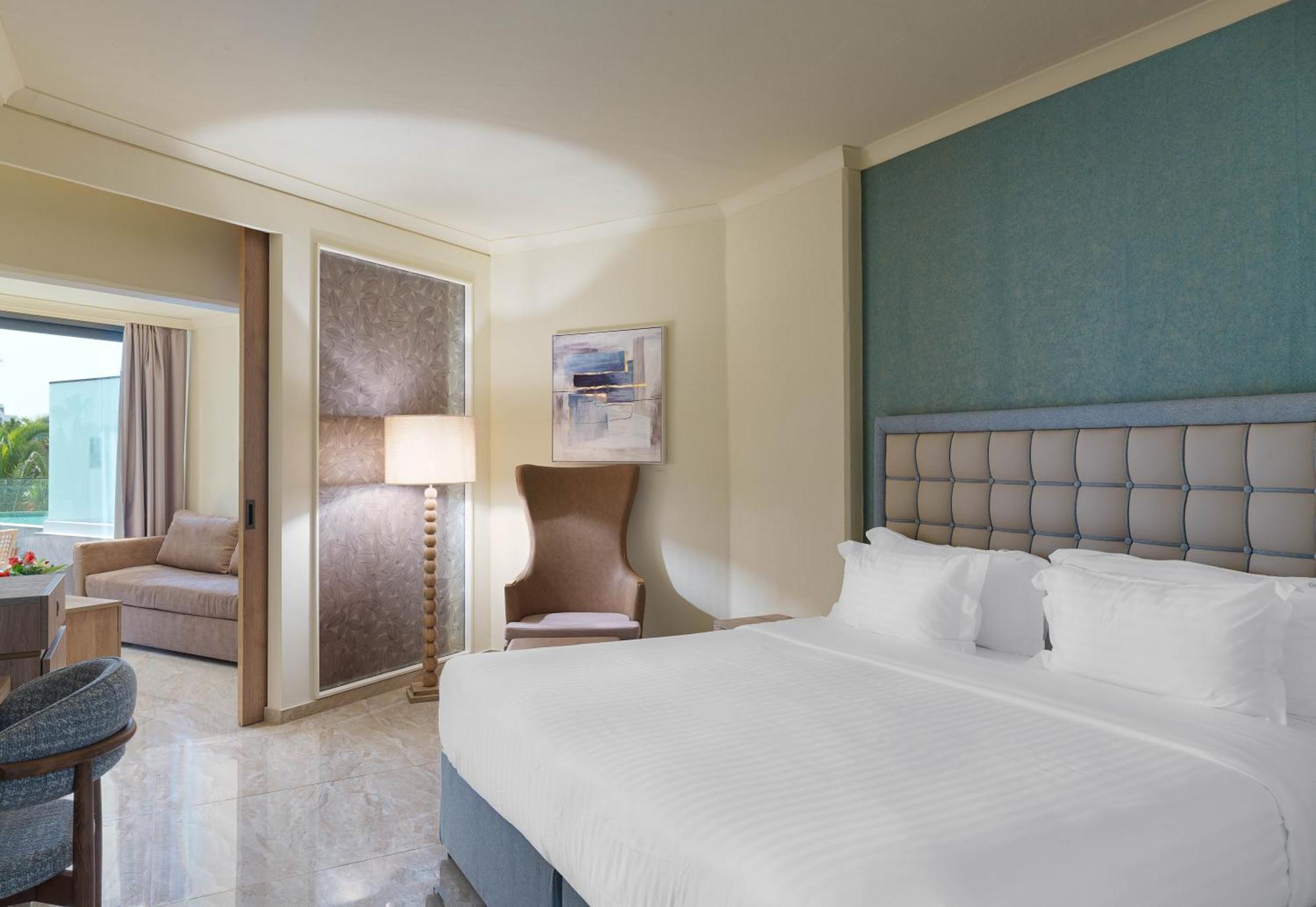 Swim Up Junior Suite