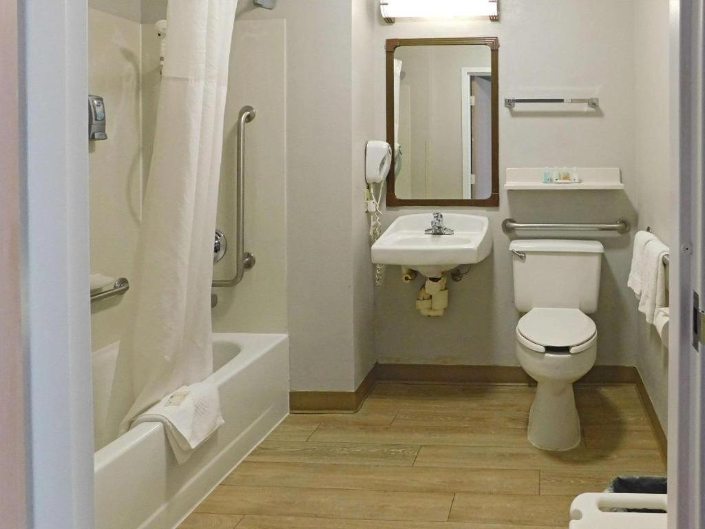 King Room with Accessible Tub - Accessible/Non-Smoking