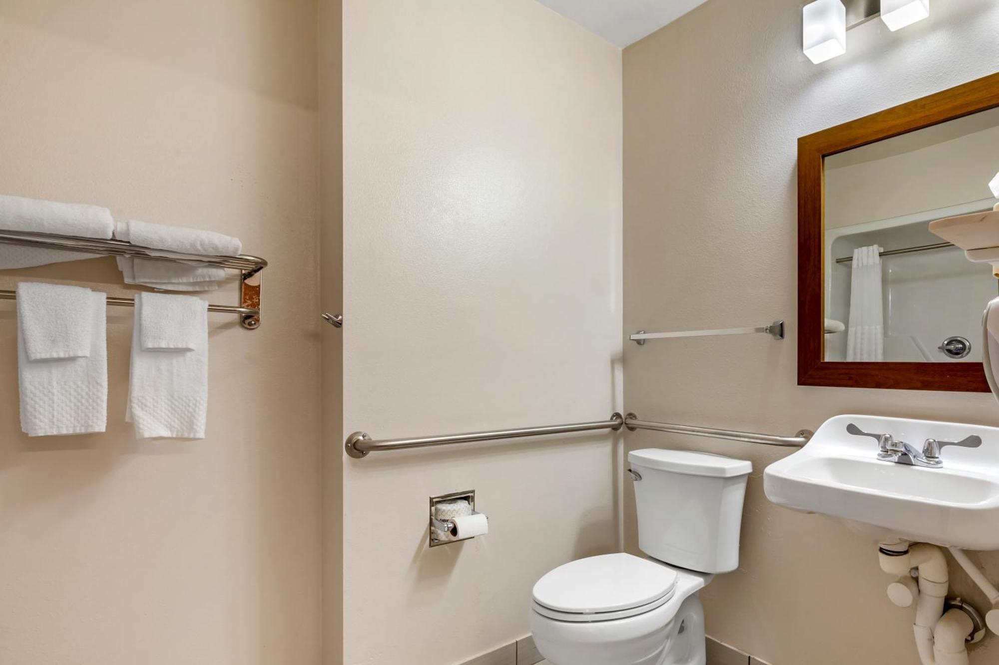 Queen Suite with Tub - Accessible/Non-Smoking,1591241506:JPEG