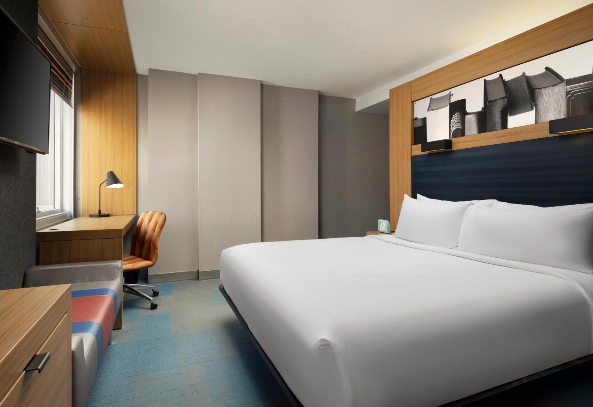 Aloft King Room with City View