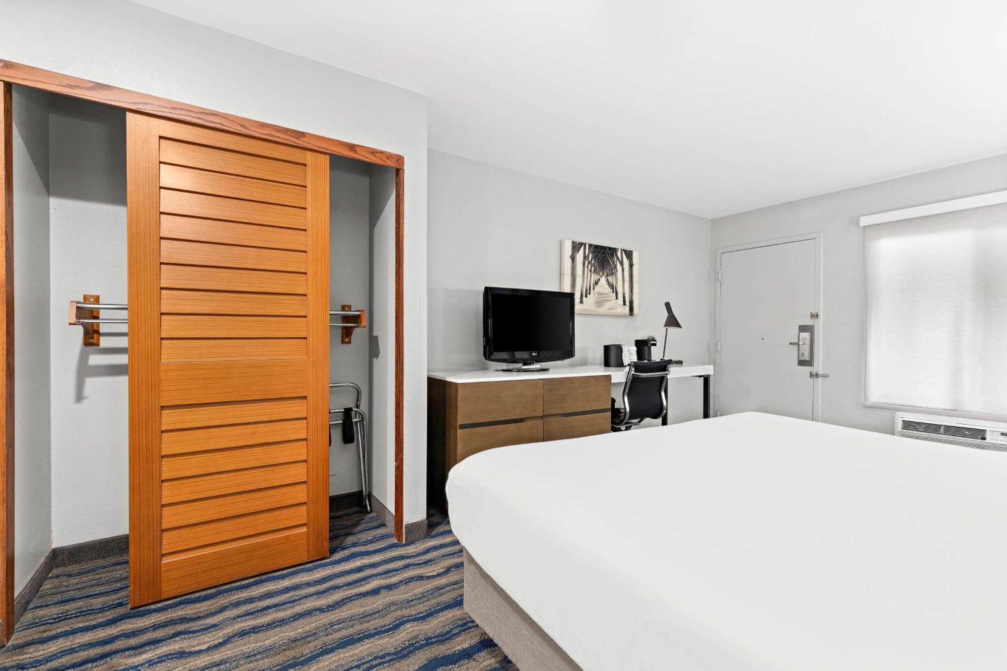 King Room with Bath Tub - Mobility Accessible/Non-Smoking