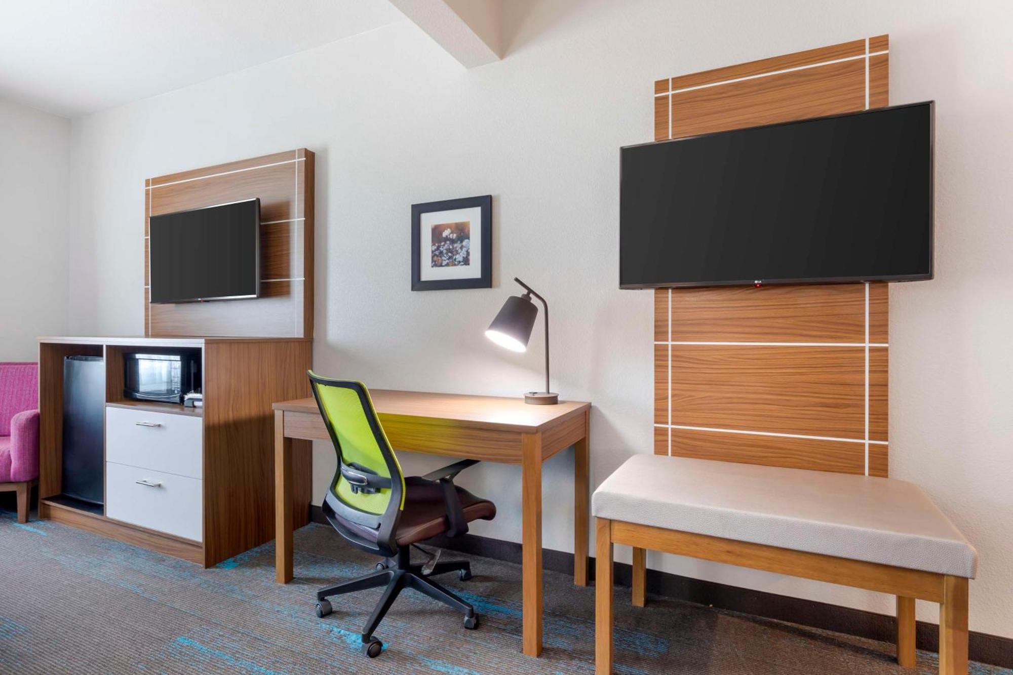 King Suite with Sofa Bed and Bath Tub - Disability Access/Non-Smoking