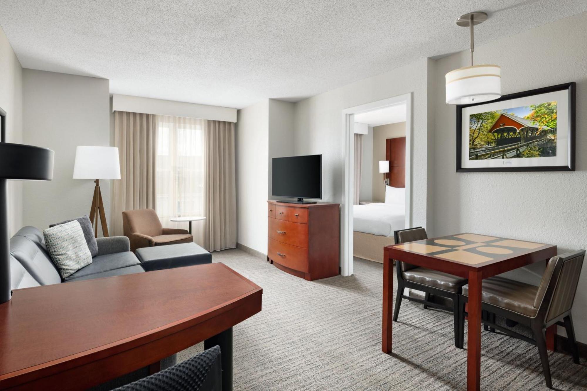1 Bedroom Larger Suite, 1 King, Sofa bed, Corner room