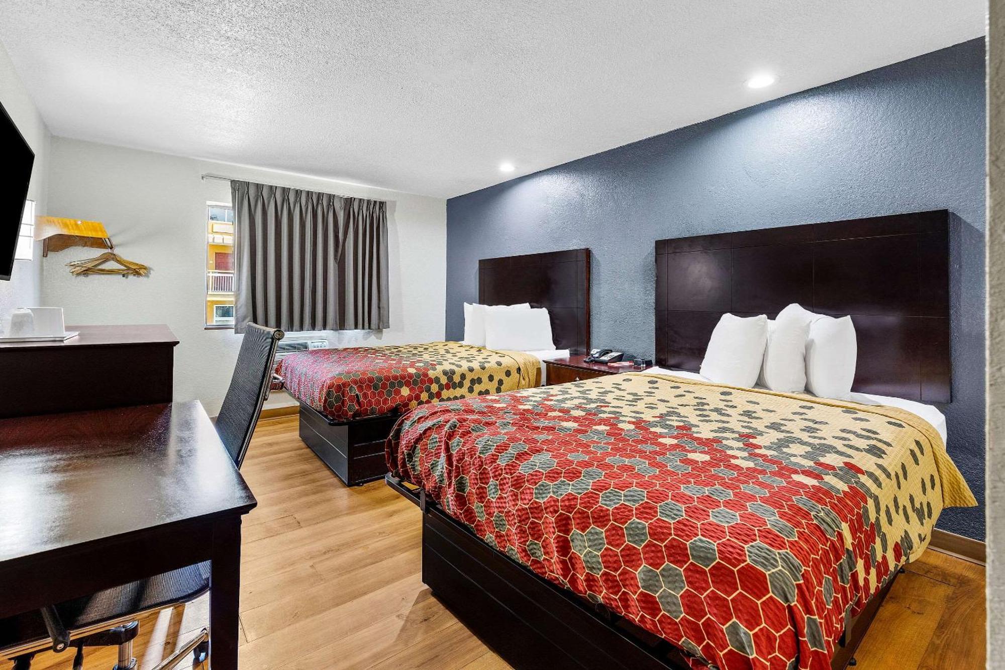 Queen Room with Two Queen Beds - Non-Smoking,1596023925:JPEG